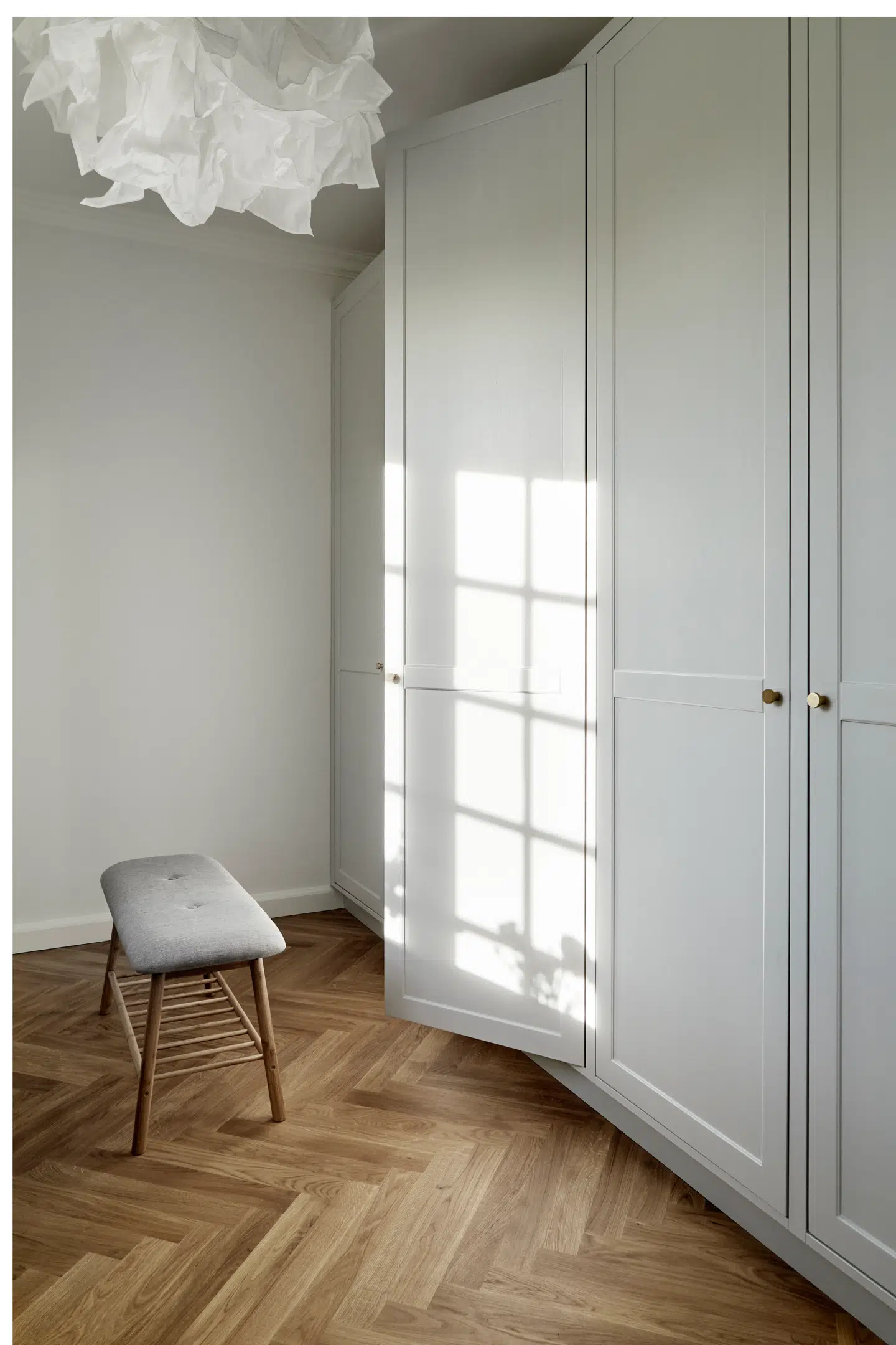 Heidi havde længe drømt om et walk-in-closet, så da hun og hendes mand fik lavet en tilbygning, der skulle være forældreafdeling, vidste hun, at nu skulle det være. Både farve og design så hun på et køkken på Instagram, og det er designet og bygget af Handcrafted Interior. Bænken, som samler rummet og er praktisk at lægge tøj fra på, er fundet i Jysk.