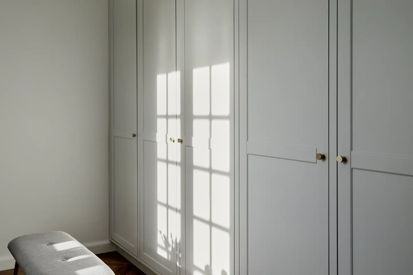 De lysegrå og hvide toner går igennem hele huset, ligesom skabene også findes i både køkken og entré. Det giver en harmonisk sammenhæng.