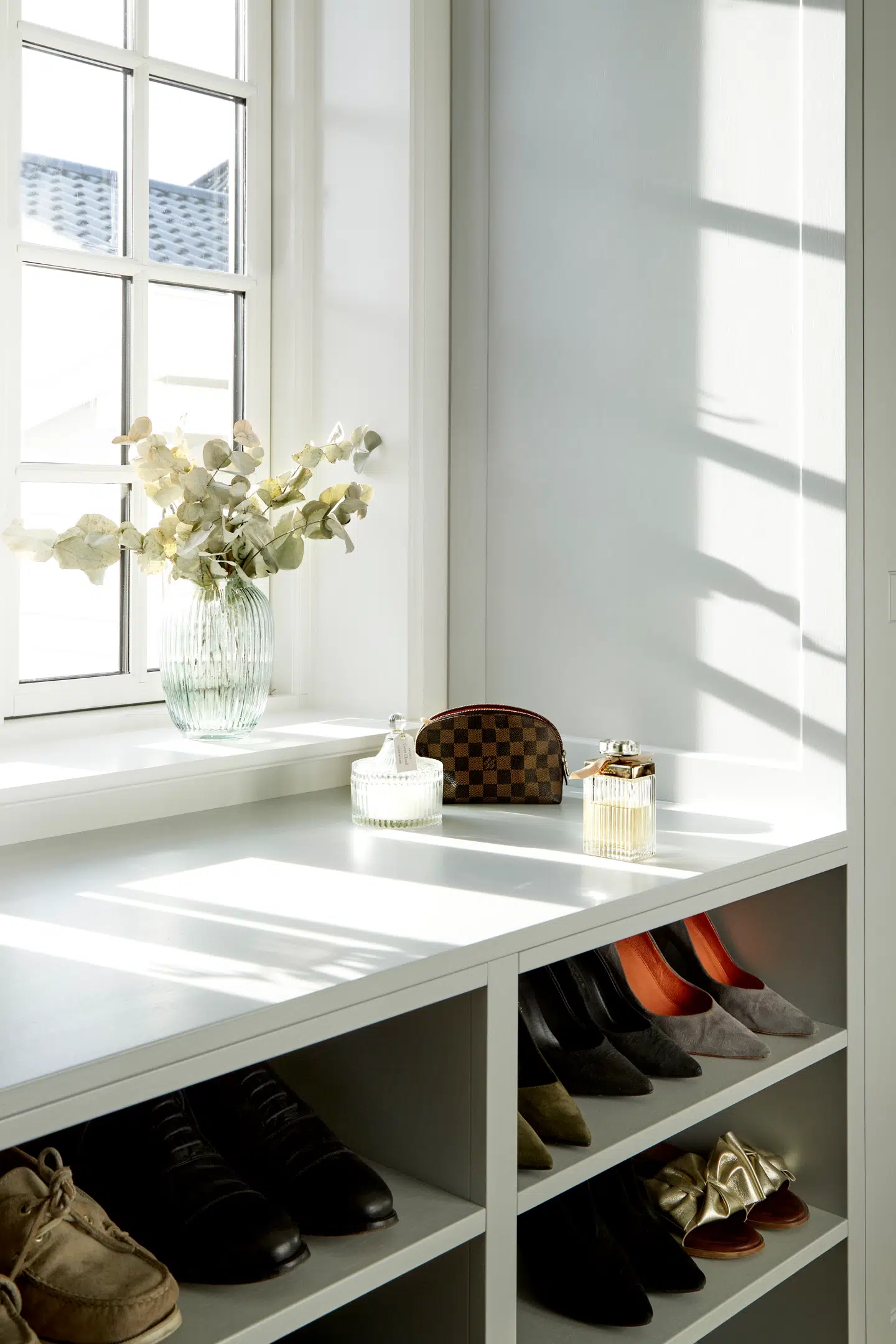 Da der er et vindue, der skaber smukt lysspil, i rummet, fik Heidi bygget hylder til de sko, hun og hendes mand bruger mest.