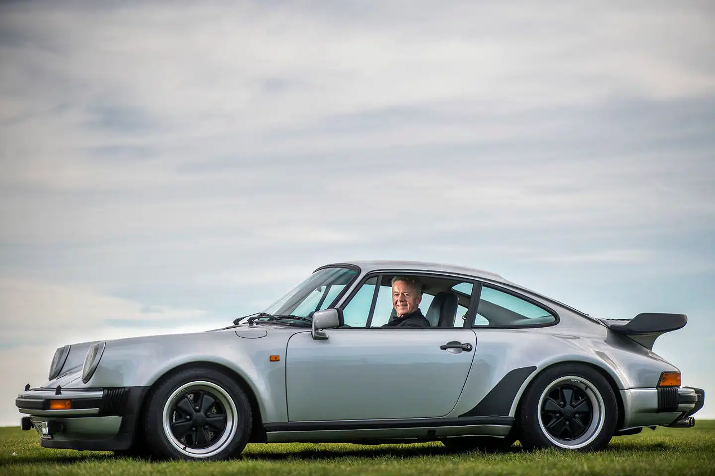 Jan Mathisen er tidligere jagerpilot og har været grebet af fart, siden han som teenager piskede rundt i Køge Bugt i en speedbåd i stormvejr. Han har ejet tæt på alle de Porsche 911, der er værd at eje, og nu har han fundet den bedste – en 911 Turbo fra 1978.