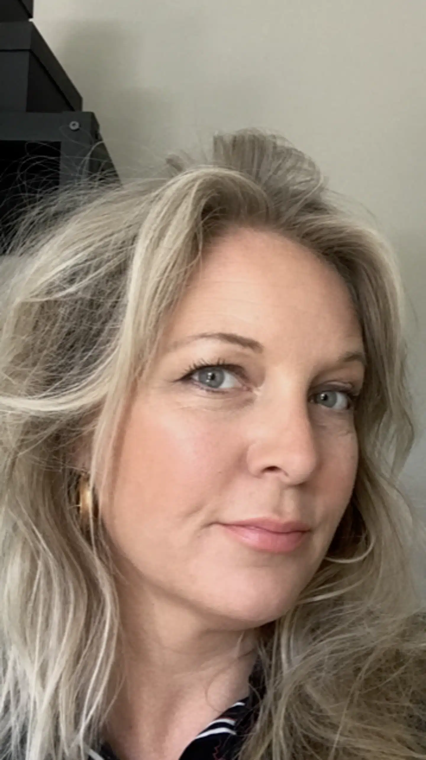 Rikke Levin, indehaver af Atelier Faded Flowers, hvor hun skaber dekorationer, buketter og konstellationer i tørrede blomster. Faded-flowers.dk og Instagram @fadedflowerscph. Desuden skaber hun indretninger for virksomheder og private.