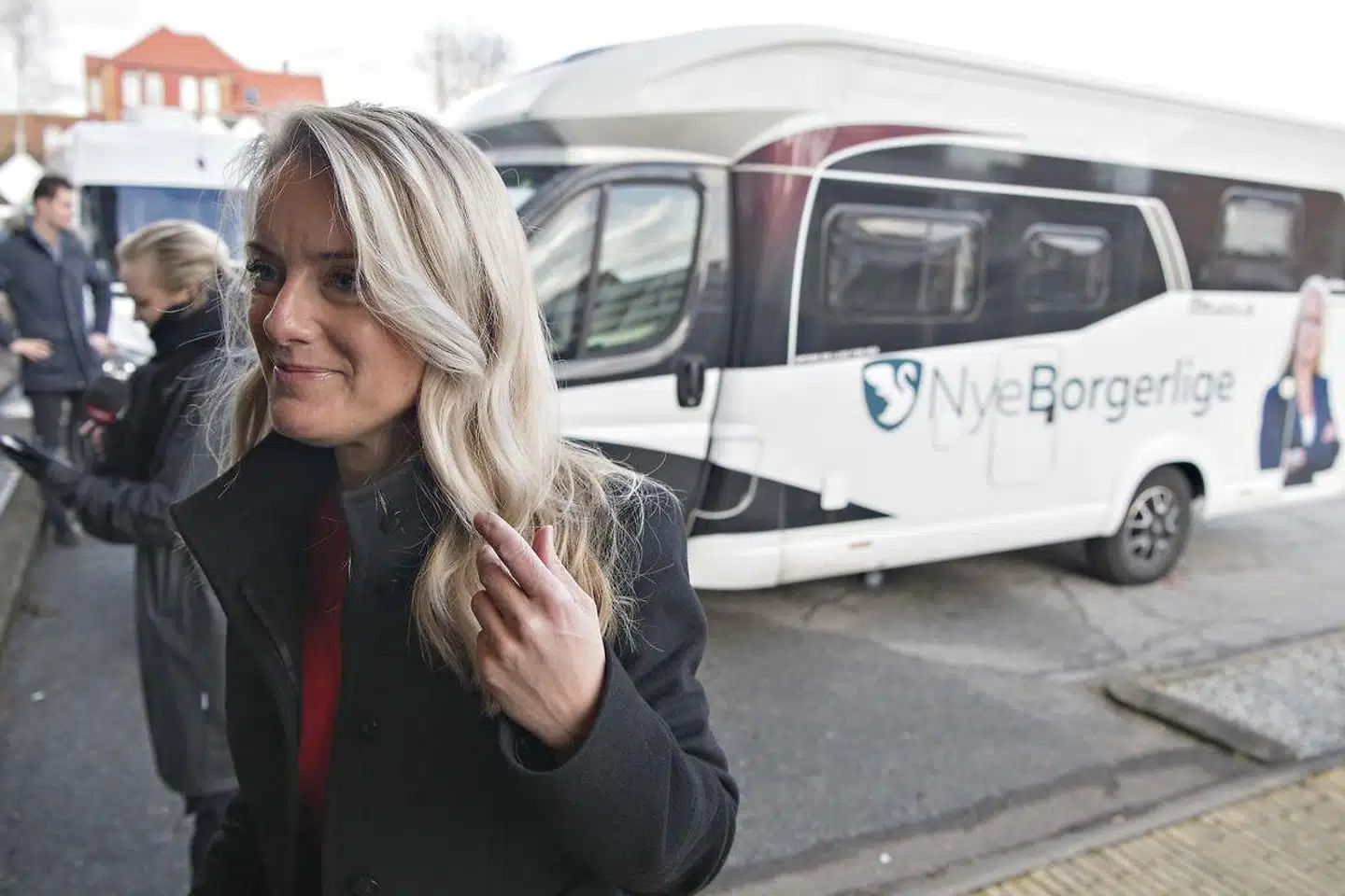 »Måske er det symptom på, at borgerligheden er i krise, at navnet på det nye parti, Nye Borgerlige, slet ikke anfægtes og angribes for at være uanstændig brug af ordet »borgerlig«,« skriver Jon Stephensen.