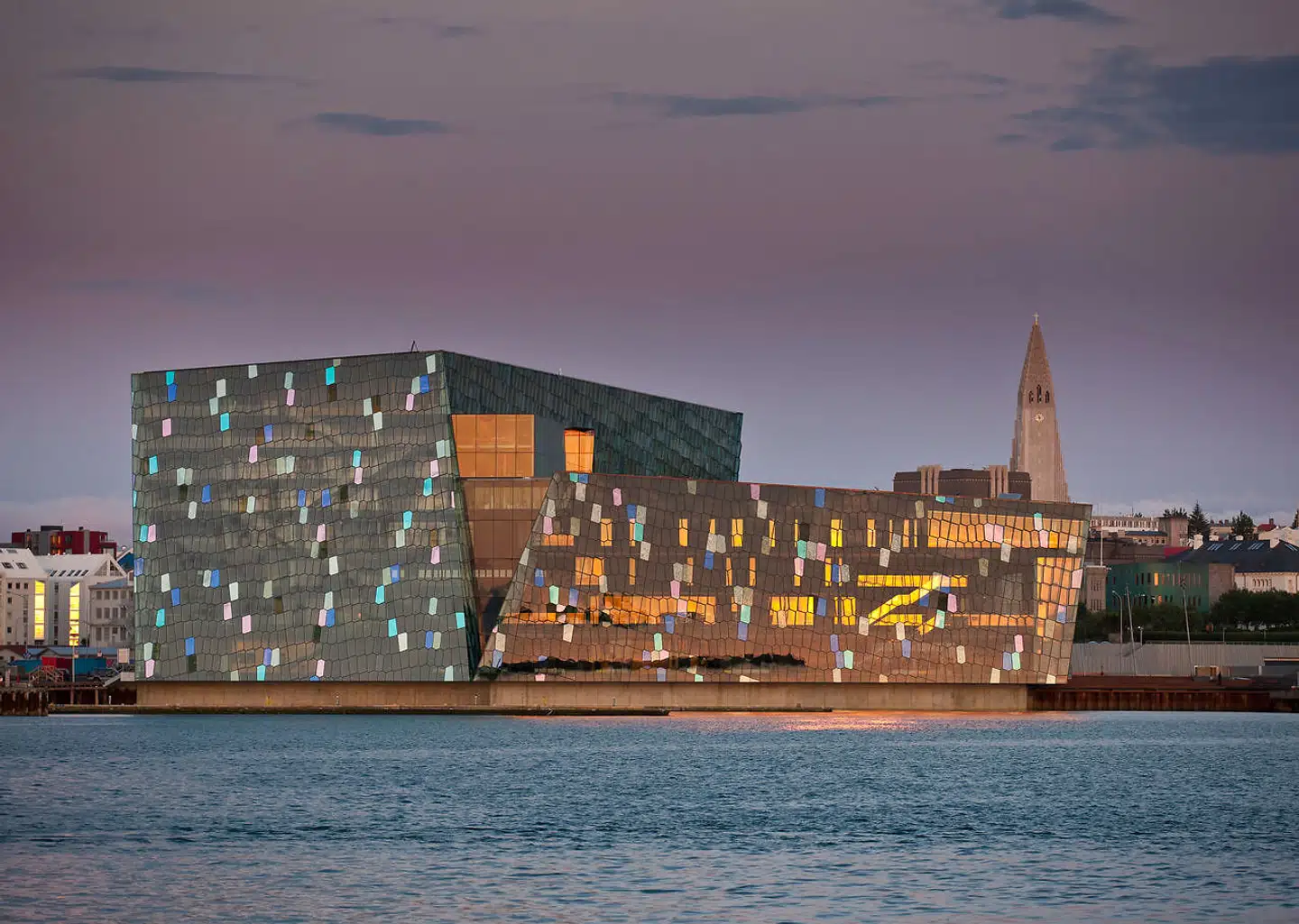 Harpa er Reykjaviks nyere, moderne kulturinstitution for koncerter og opera i Reykjavik.