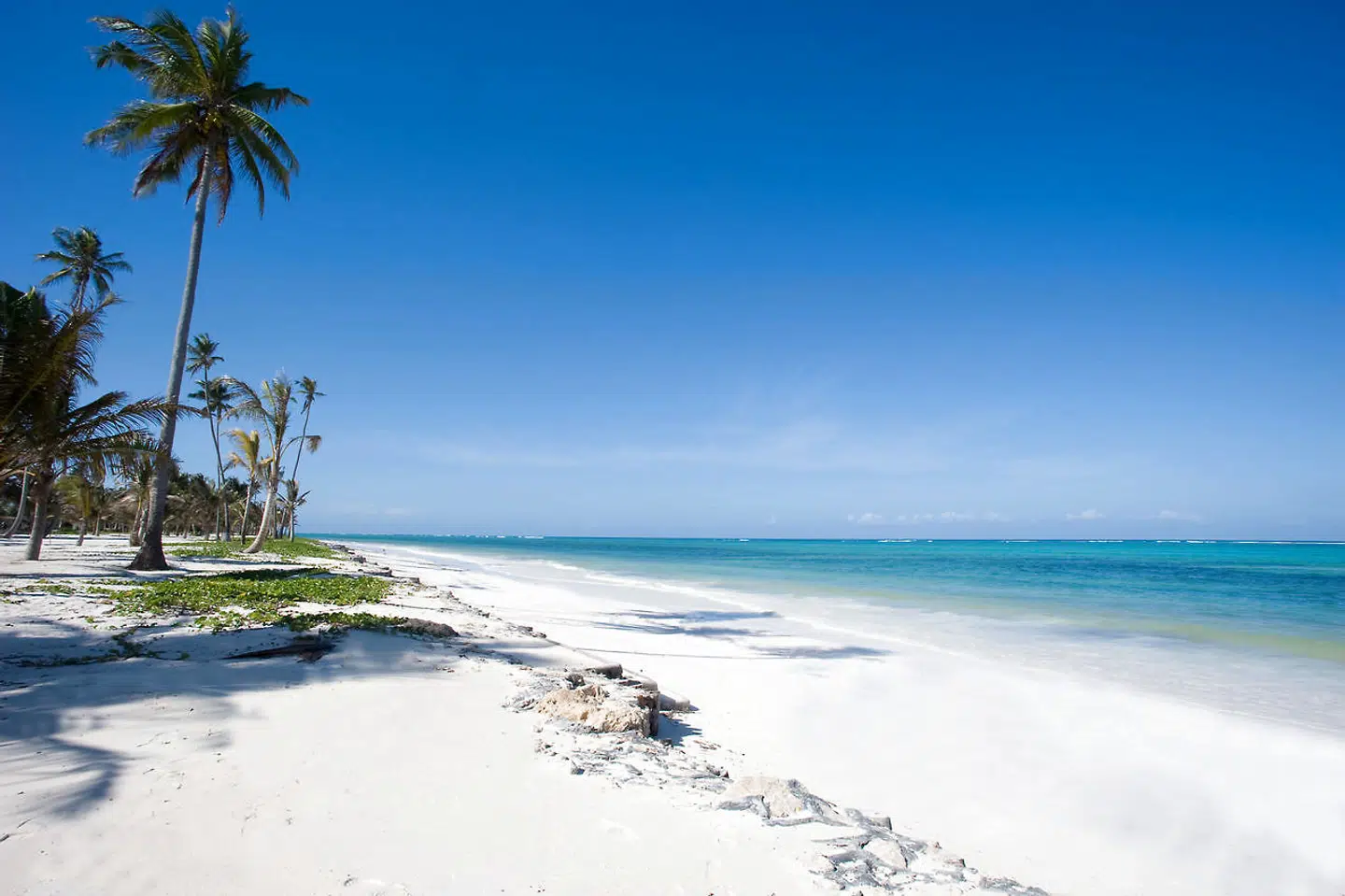 Breezes Beach Hotel ligger på den sydøstlige del af Zanzibar – et af øens mere øde og fredelige områder. Karakteristisk for stranden her er tidevandet, som gør, at der er tidpsunkter, hvor man ikke kan bade i havet – til gengæld kan man gå langt ud og udforske revet.