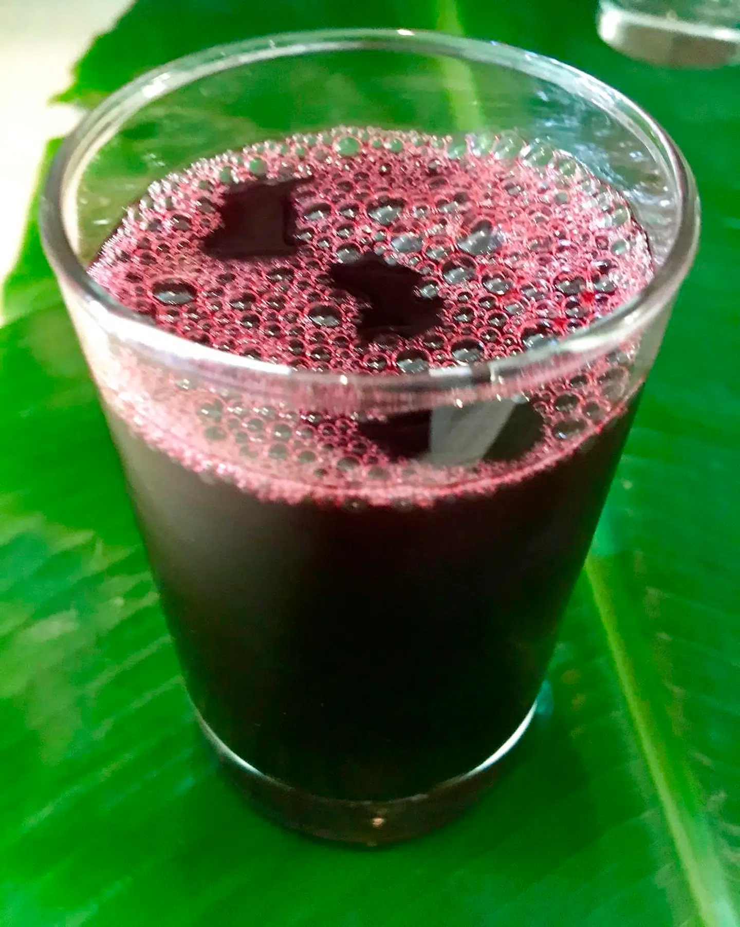 Friskpresset saft fra hibiscusblomster.