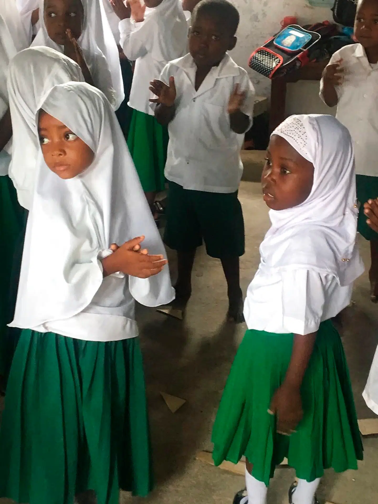 I den lokale landsby Bwejuu lærer børnene at tælle til ti på engelsk og spansk – computere og iPads har de ikke nogen af.