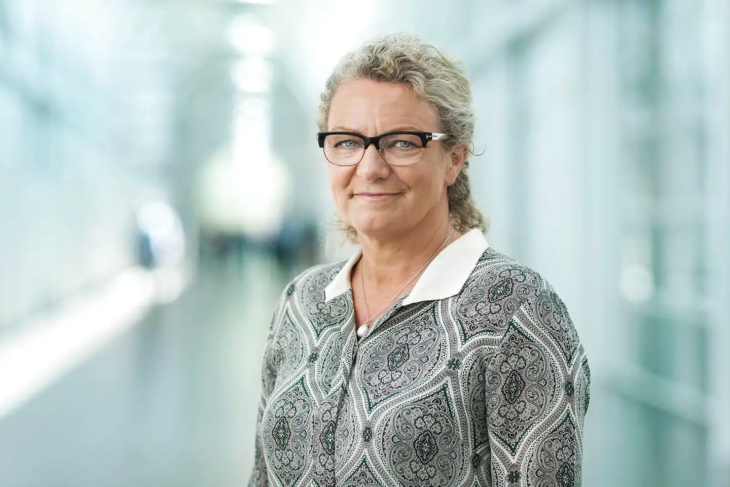 Merete Eldrup på vej ud af TV 2.