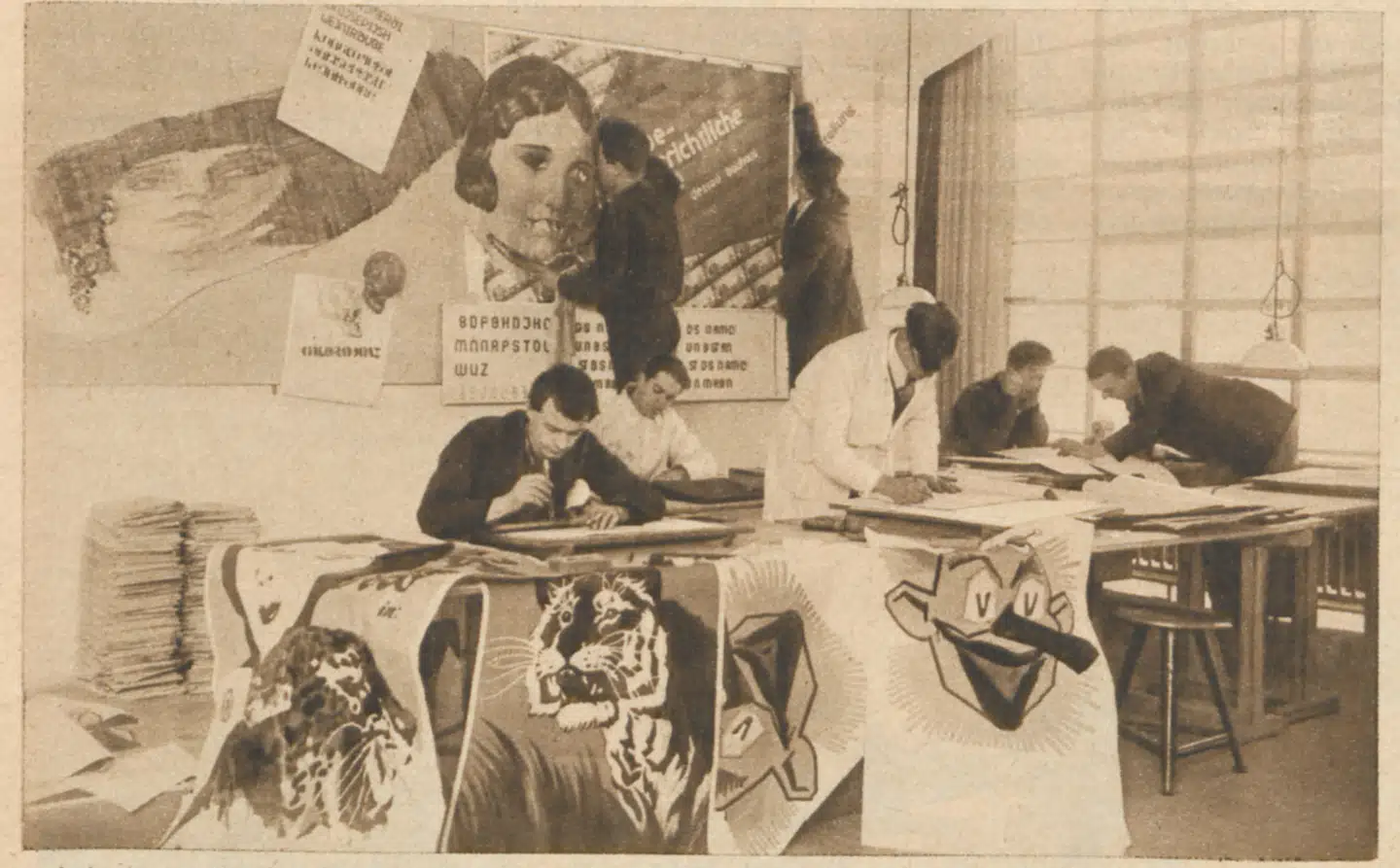 I værkstederne blev der blandt andet arbejdet med produktion af reklamer. Her i Dessau, 1926.