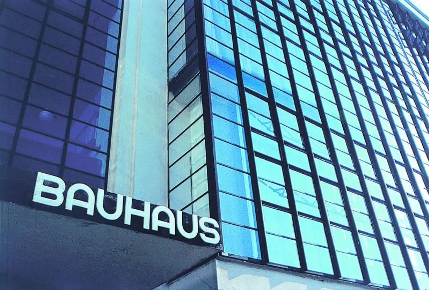 Alle interesserede kan i dag besøge den gamle Bauhaus-bygning i Dessau, hvor Bauhaus havde sin storhedstid. Bygningen er i dag på UNESCOS liste over verdenskulturarv.