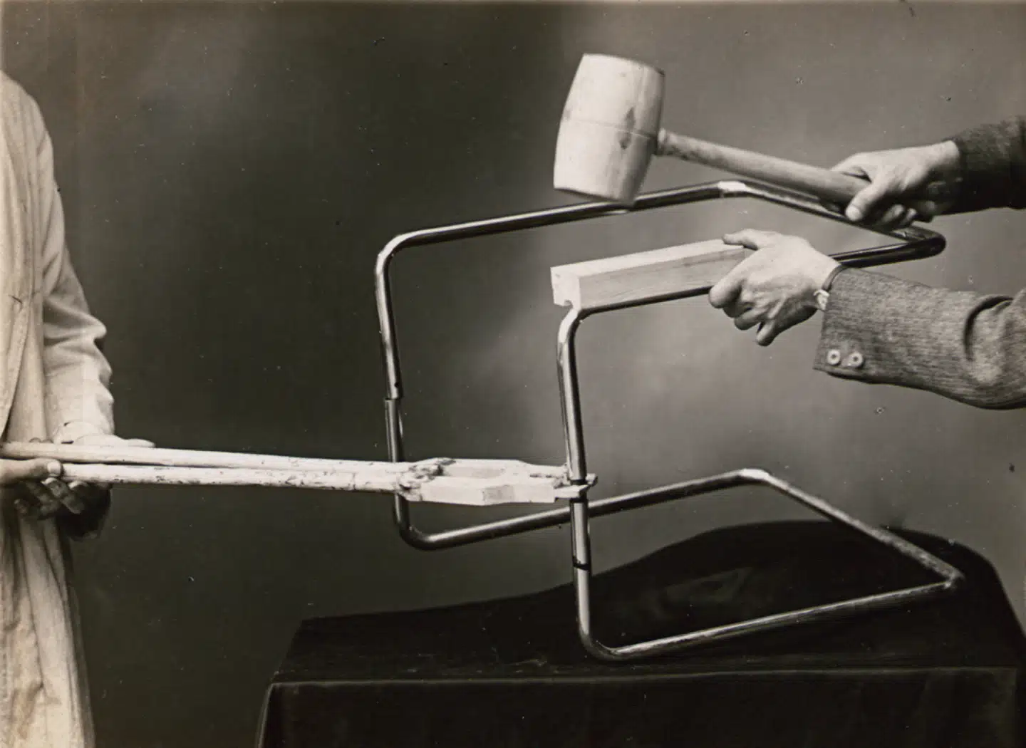 Fotografi fra en instruktionsmanual, der viser, hvordan man skal bruge værktøj. Det er Thonet brothers, der er ved at bygge en stol i 1935. Collection Alexander von Vegesack, Domaine de Boisbuchet, www.boisbuchet.org