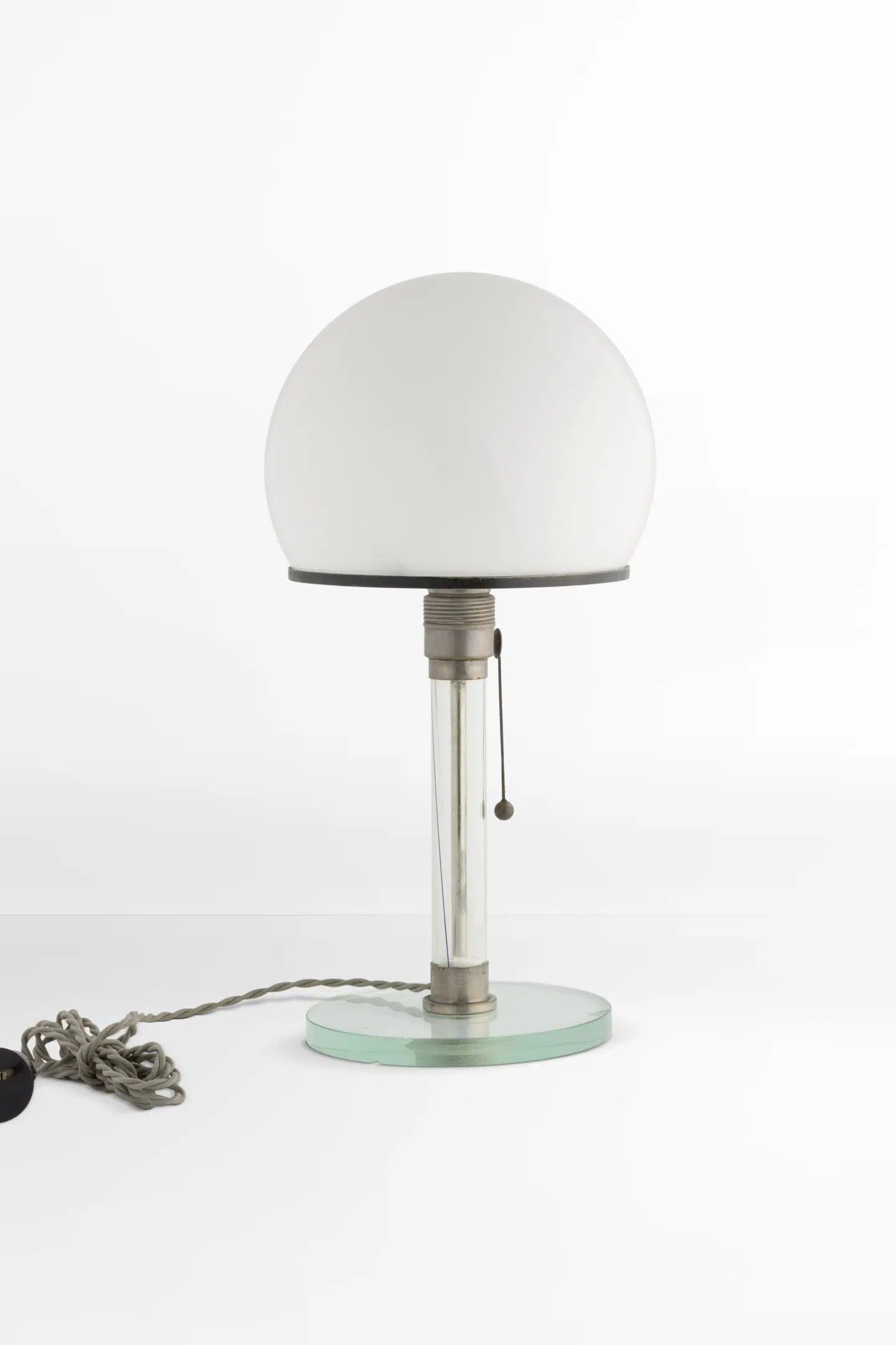 Skrivebordslampe som udtrykker Bauhaus' designideal med rene linjer. Designet i 1923/1924.