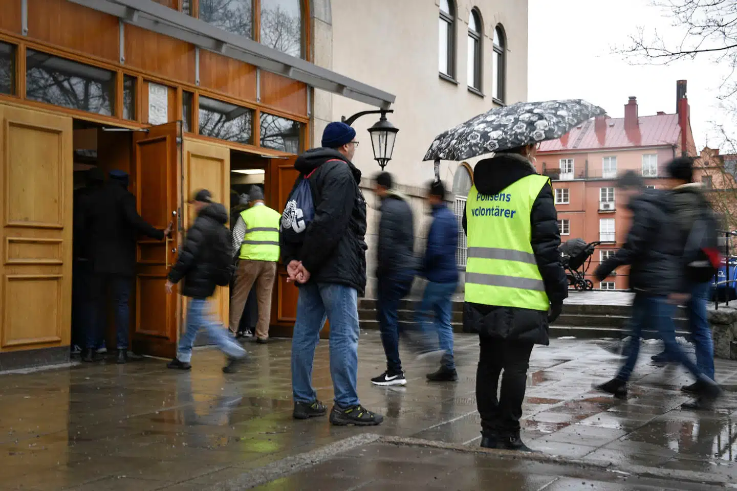 Svensk politi og frivillige var fredag med i et ekstra beredskab til overvågning af Stockholms Moske på Södermalm efter terrorangrebet mod to moskeer i New Zealand.