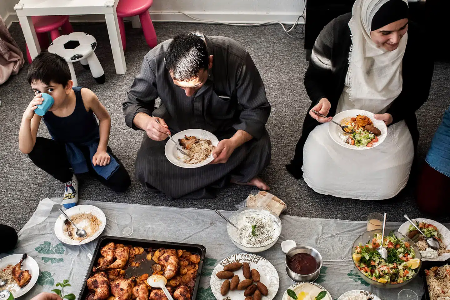 Familien Al-Imam spiser sammen. I aften spiser syvårige Jasin sammen med sin mormor, morfar, mor, to mostre, ene onkel, kusine og to søstre. Familien bor i fire lejligheder i Tingbjerg.
