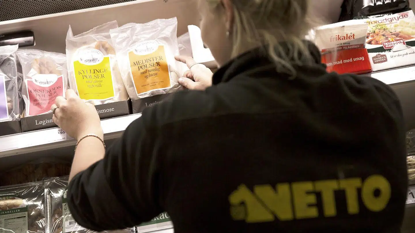 Netto-medarbejder med produkter fra Løgismose, som kapitalfonden IK Investment ejer.