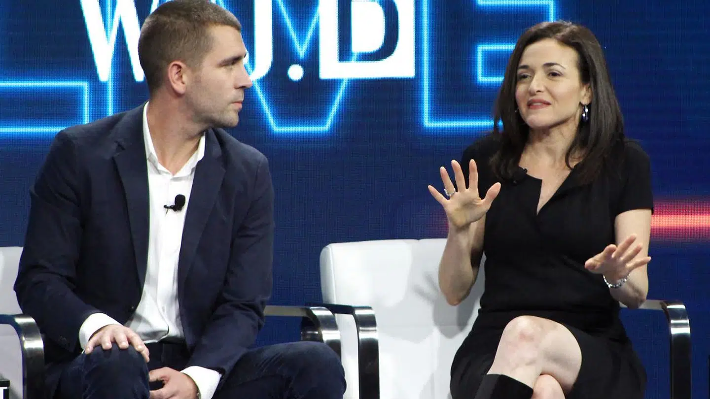 Chris Cox (til venstre) betragtedes som Facebooks nummer tre og en mulig afløser for Mark Zuckerberg. Nu har han, der her ses sammen med Sheryl Sandberg, som er Zuckerbergs højre hånd, sagt op. Arkivfoto: Glenn Chapman, AFP/Ritzau Scanpix