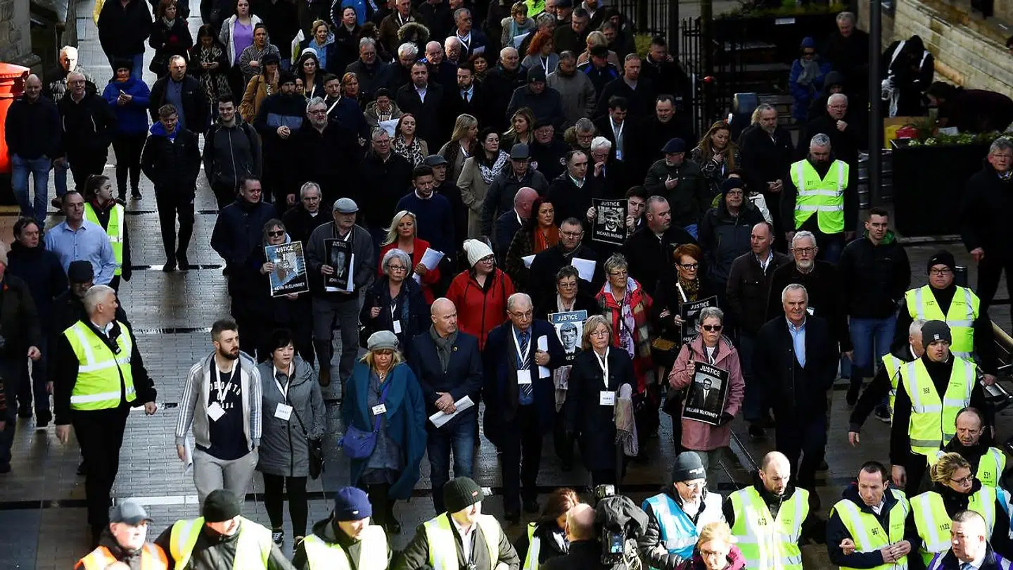 Familierne til ofrene for »Bloody Sunday« marcherer til Londonderrys nygotiske rådhus, Guildhall, forud for myndighedernes meddelse om mulige anklager. 14. marts 2019.