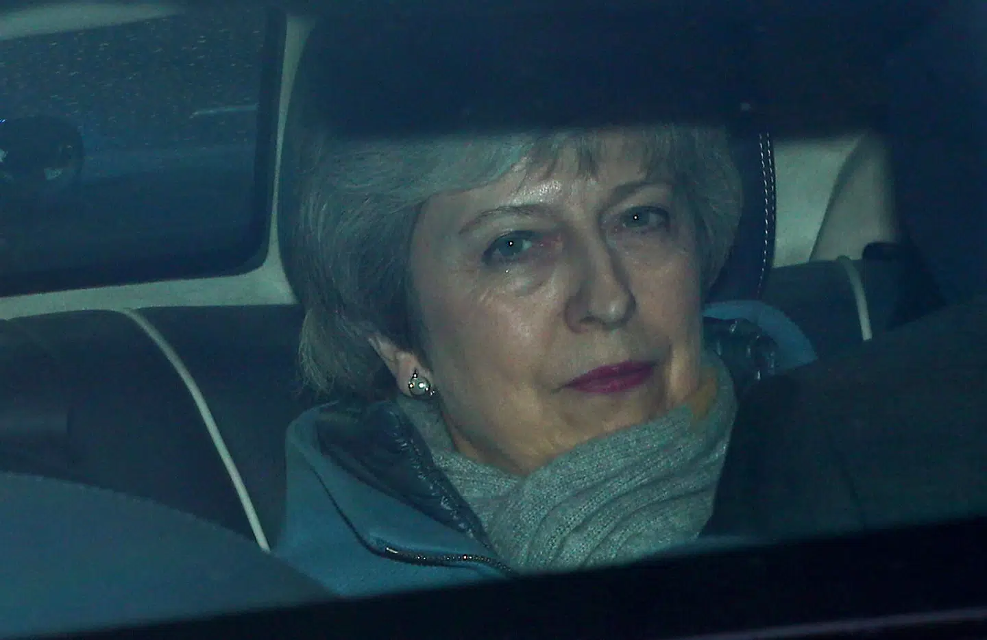 Premierminister Theresa May i bil ved parlamentet efter endnu en tumultarisk dag i Brexit-debatten. Hun har stadig ikke fået stemmen igen og lyder så hæs som nogensinde.