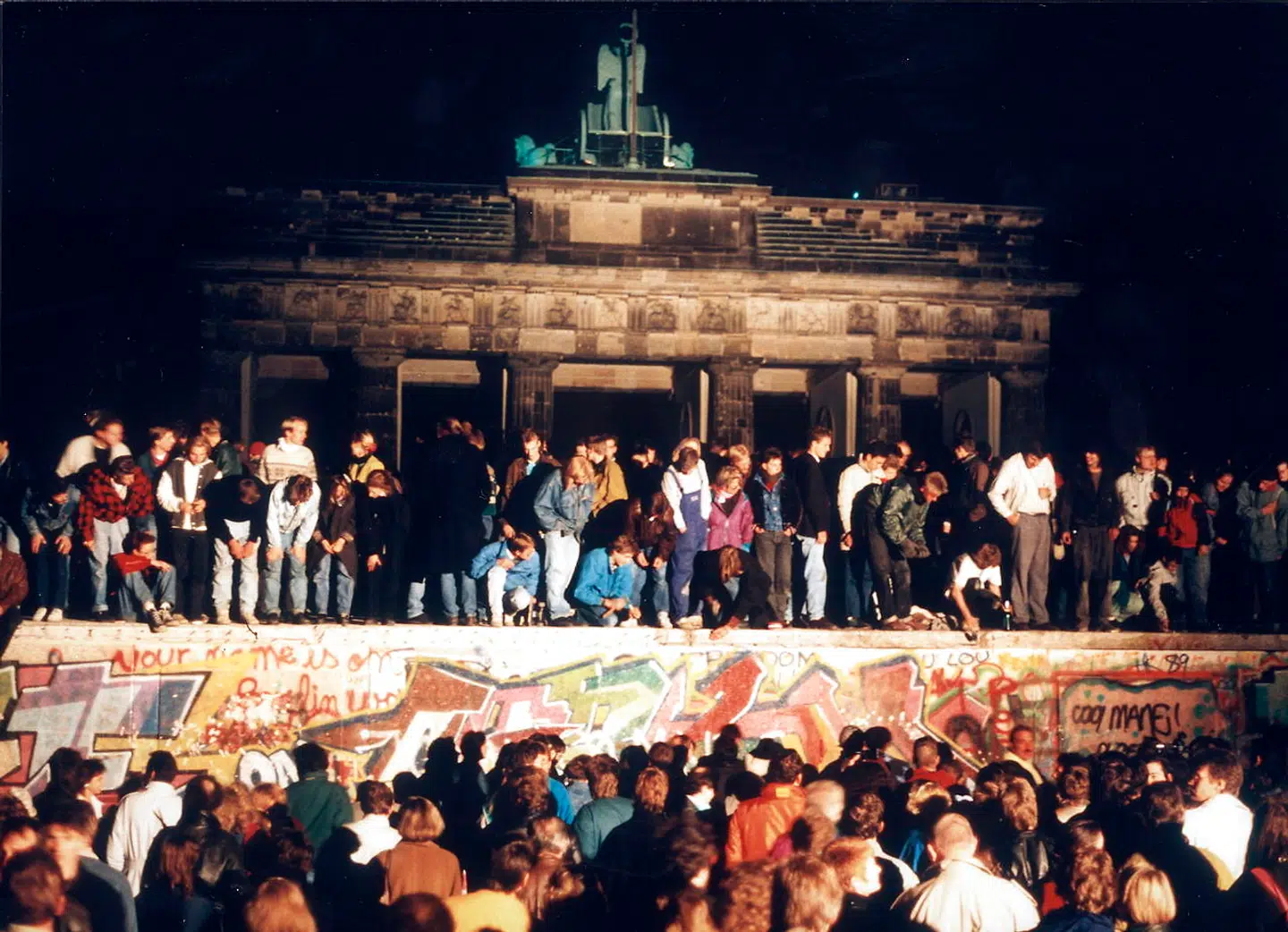 Især udviklingen frem mod jerntæppefaldet i 1989-1991 beskriver den britiske historiker Ian Kershaw overlegent i det sidste bind af hans serie om Europas historie i det 20. århundrede. Billedet er fra 9. november 1989, da Berlinmuren faldt.