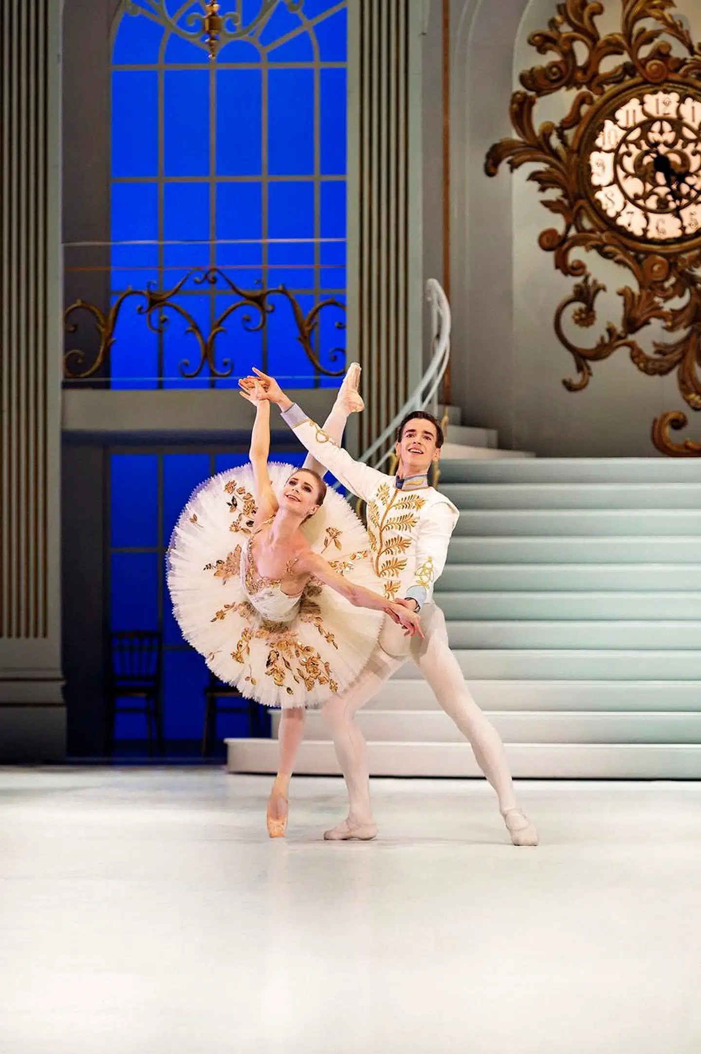 Ida Praetorius som Askepot og Alexander Bozinoff som prinsen i balscenen fra Gregory Deans nye eventyrballet.