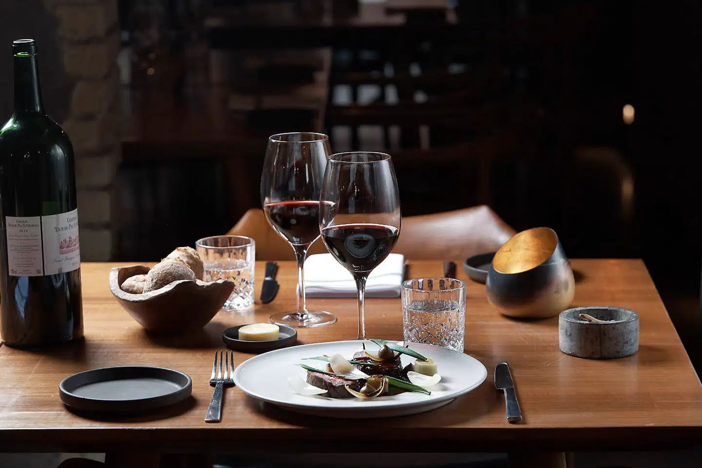 Michelle Hemme og Jakob Spolum har sammen restaurant HOS i Kongensgade i Odense. Her er det grillet okse med løg fra Torup Bakkegård, porre og sauce med fermenteret hvidløg.