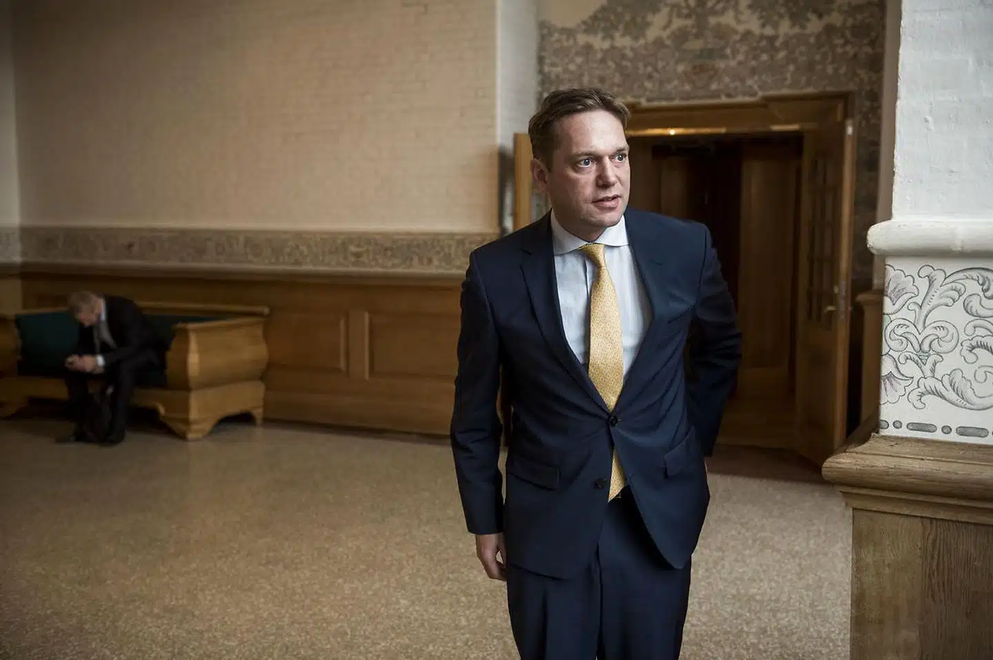 »Det er tåkrummende pinligt at høre en mand føre sig frem som kaptajn i hæren, der har været i Afghanistan, samtidig med at han demonstrerer, at hans viden om sharia er stærkt begrænset,« skriver Jesper Petersen om Marcus Knuth.