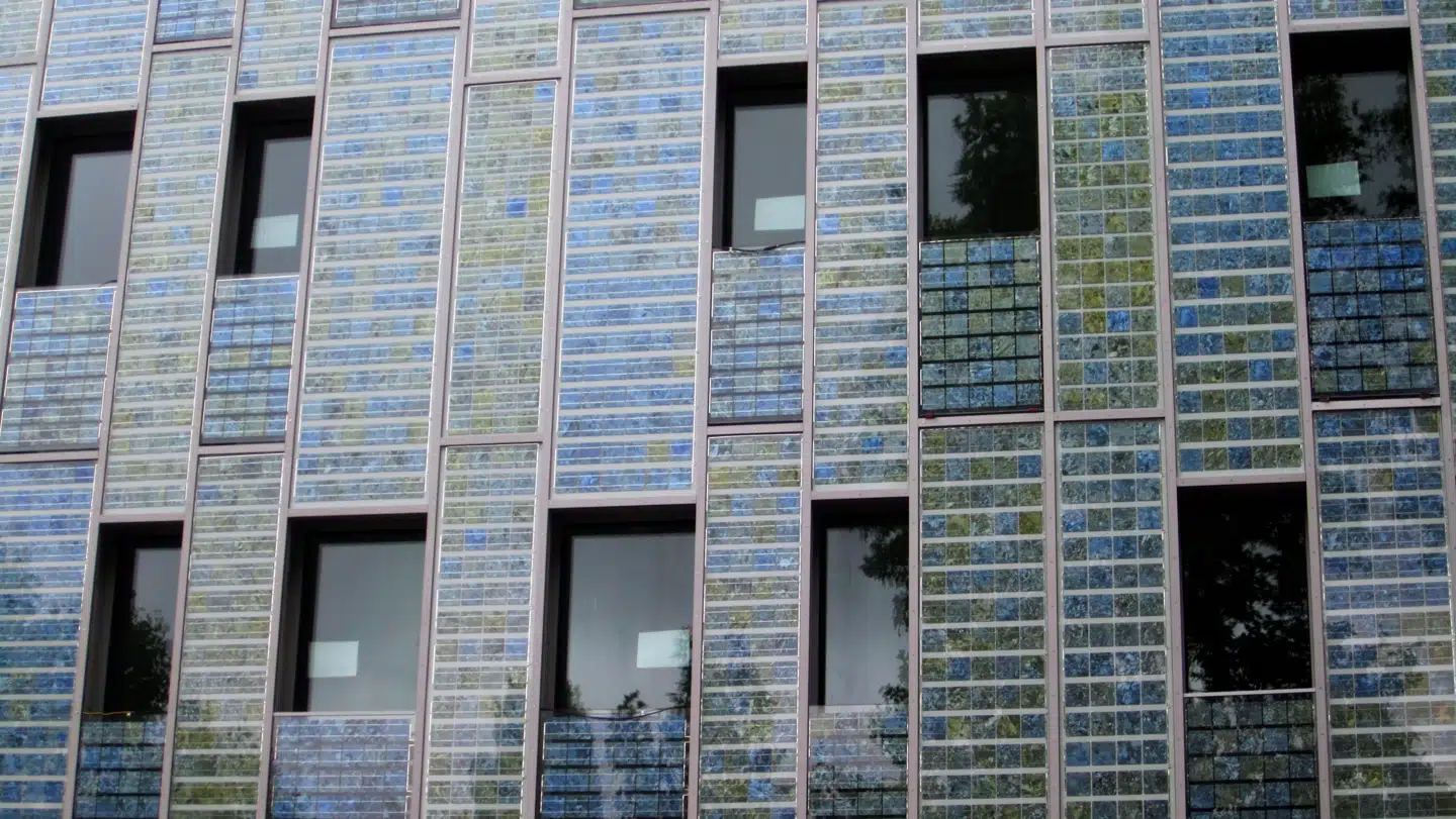 Man må gerne sætte solceller op på sin ejendom, og tage sig betalt for det i form af højere husleje. Derimod må man ikke tage direkte betaling for lejerens strømforbrug. Foto: Flickr. / La Citta Vita