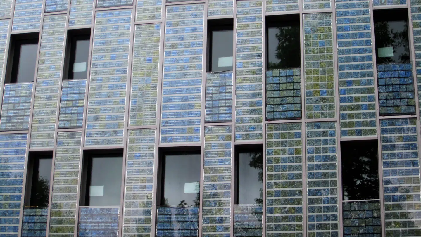 Man må gerne sætte solceller op på sin ejendom, og tage sig betalt for det i form af højere husleje. Derimod må man ikke tage direkte betaling for lejerens strømforbrug. Foto: Flickr. / La Citta Vita