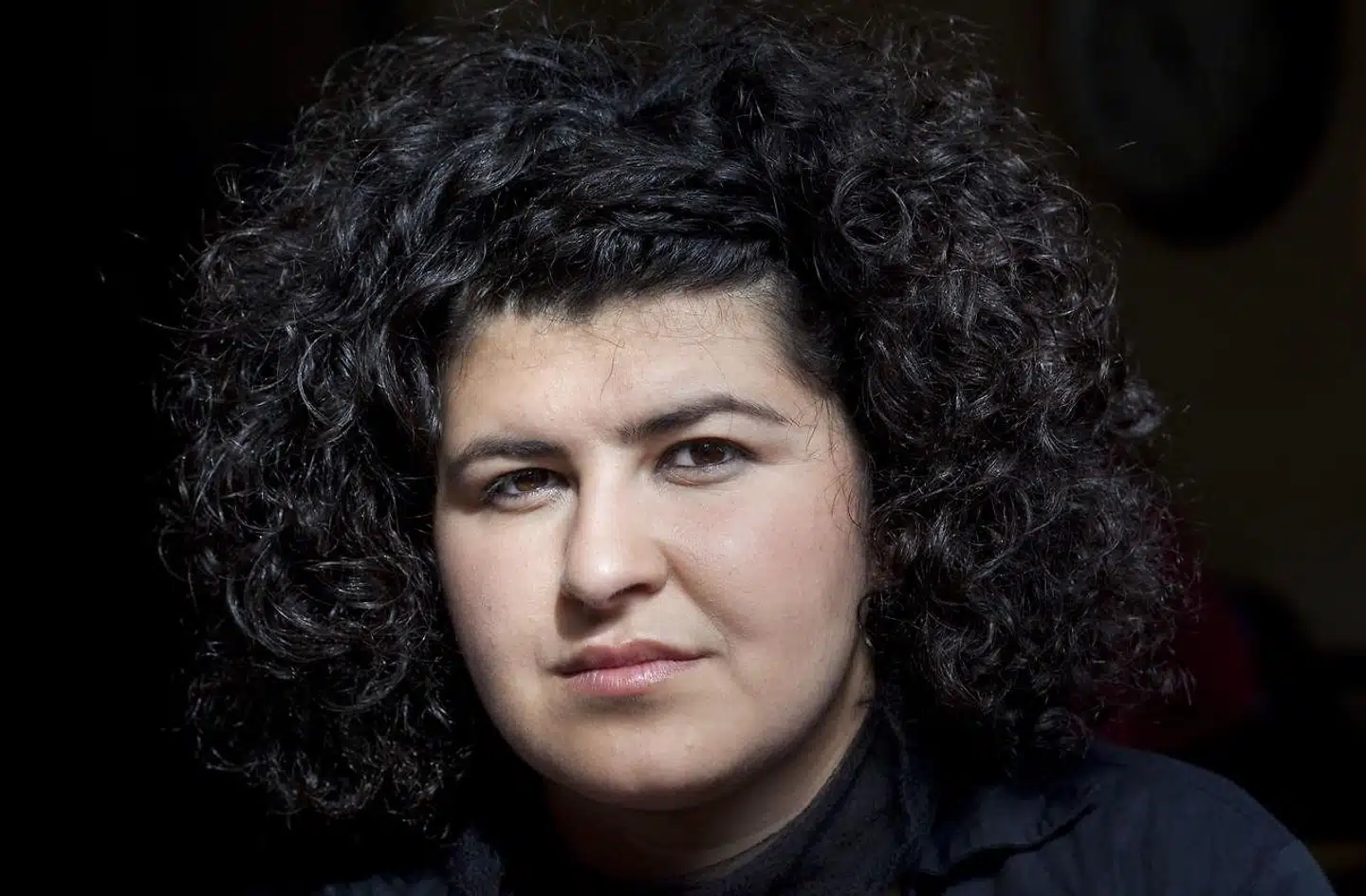 Jaleh Tavakoli og hendes mand modtog onsdag et brev fra Socialtilsynet, der bekendtgør, at tilsynet fjerner det plejebarn, som parret har haft hos sig de seneste otte år. Det skyldes, at Tavakoli er sigtet for at dele en video, der viser drabet på en ung dansk kvinde i Marokko i december.