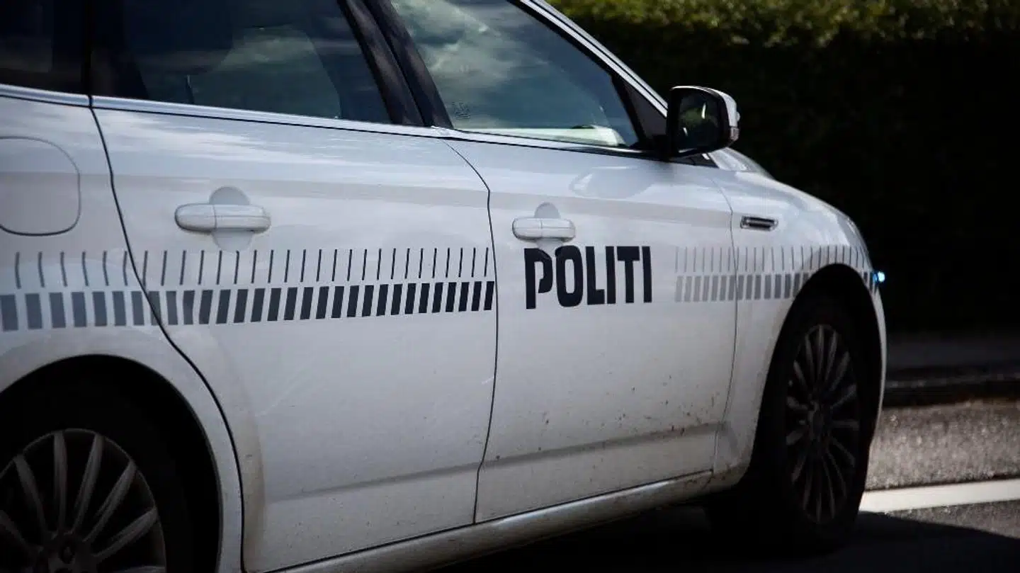 En person er fundet død i et brændt hus i Allingåbro, som ligger øst for Randers.