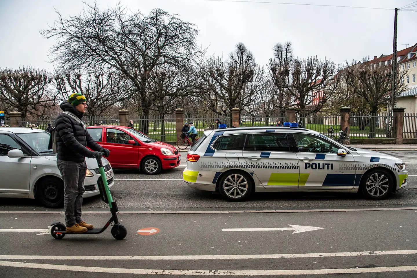 Den tyske udlejer af elløbehjul, Tier, vil ikke svare på, om selskabet har tegnet den lovpligtige ansvarsforsikring på selskabets løbehjul i København. Hvis brugerne af løbehjulet ikke kan dokumentere, at løbehjulet er forsikret, kan de få en bøde af politiet.