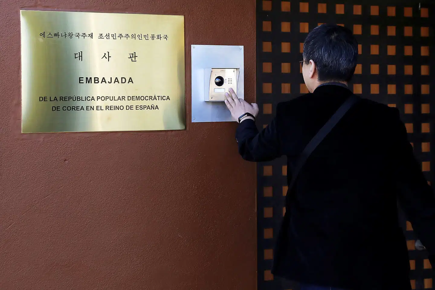 En besøgende bruger mere civiliserede metoder i et forsøg på at blive lukket ind i den nordkoreanske ambassade i Madrid, der i februar blev overfaldet ved en aktion, som spansk politi har sat i forbindelse med CIA.