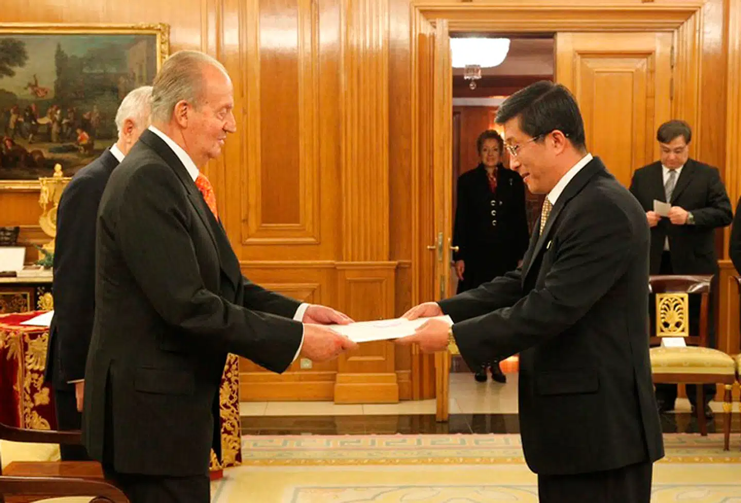 Når det mystiske ambassadeangreb fandt sted i netop Madrid, skyldes det formentlig Kim Hyokhol-chol, der her er i audiens hos kong Juan Carlos. Den tidligere ambassadør er efter sin udvisning i 2017 kommet højt på strå i Pyongyang, hvor han ledede forberedelserne af det koreansk-amerikanske topmøde i februar.
