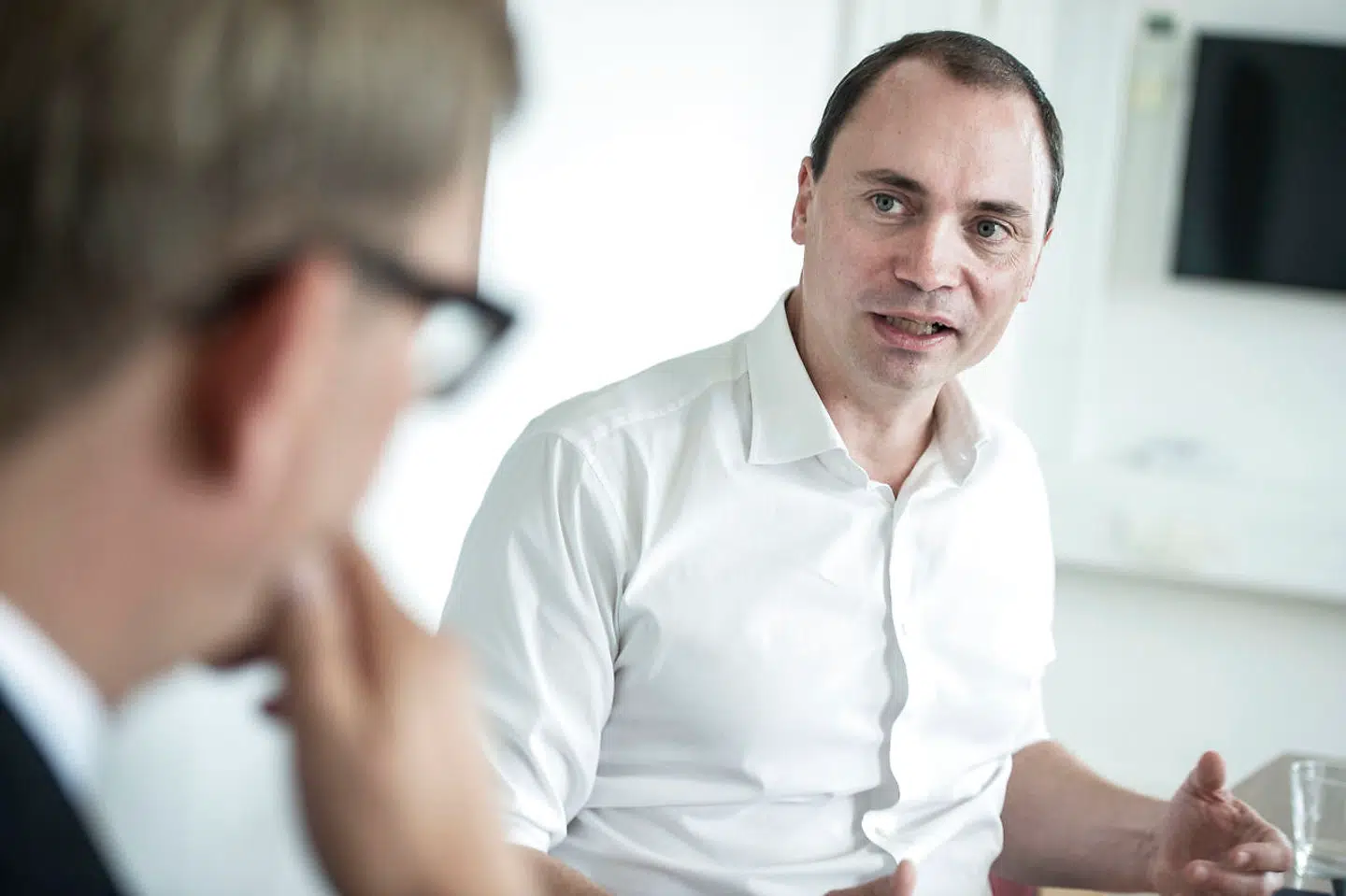 (ARKIV) Uddannelses- og forskningsminister Tommy Ahlers taler med Troels Lund Poulsen om udenlandsk arbejdskraft den26 september 2018. Ministre efterlyser mulighed for at kunne belønne den ekstraordinære præstation i karaktersystemet, som derfor skal justeres. Ny model klar i løbet af foråret. Bemærk: Historien er klausuleret til søndag klokken 18 og må ikke udkomme på nogle platforme inden da. Denne nyhed må publiceres digitalt bag paywall fra d. 20/01/2019 20:00. Det skriver Ritzau, søndag den 20. januar 2019.. (Foto: NIELS AHLMANN OLESEN/Ritzau Scanpix)