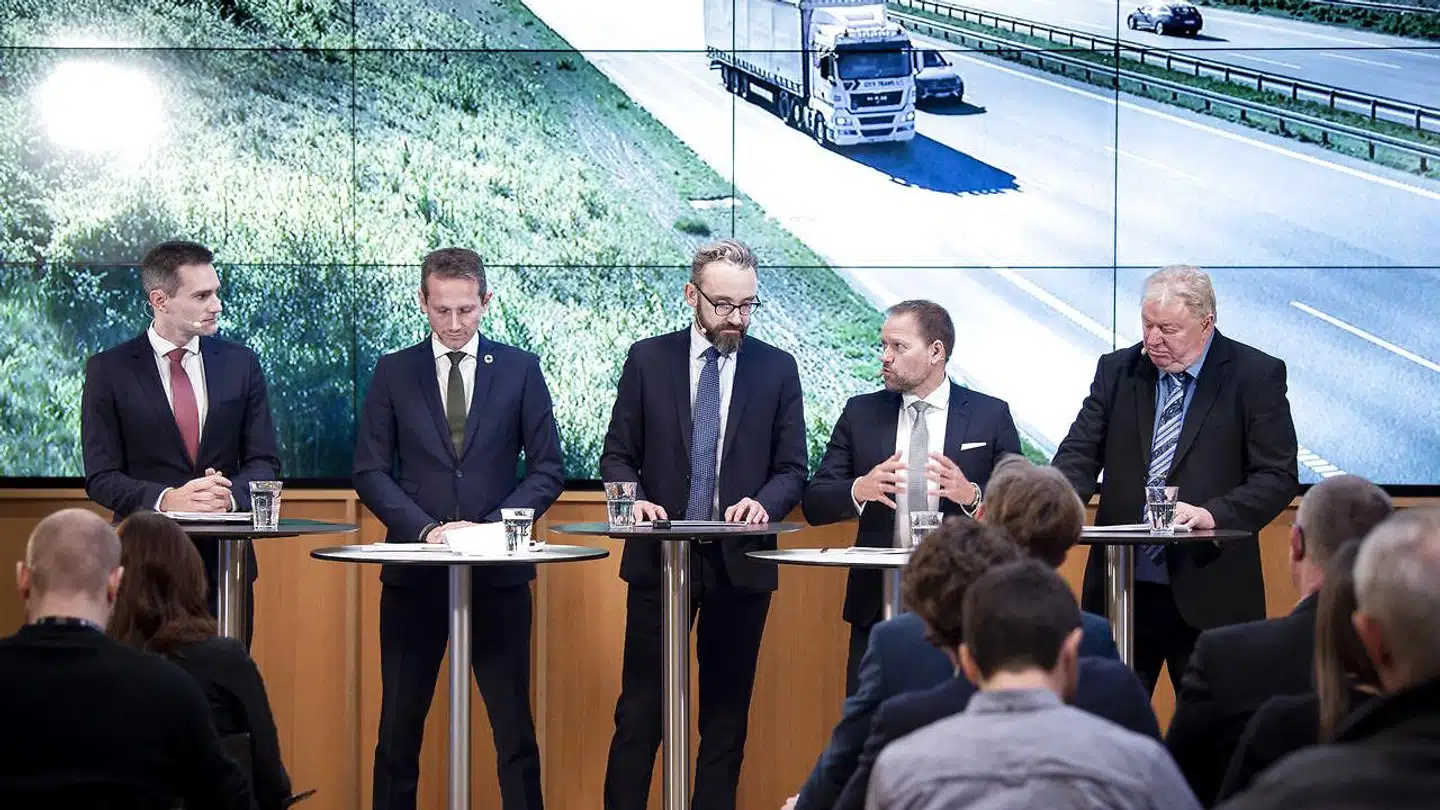 En »historisk« trafikplan til 112 mia. kr. blev præsenteret onsdag af transportminister Ole Birk Olesen (LA) , finansminister Kristian Jensen (V) og erhvervsminister Rasmus Jarlov (K) sammen med fra Dansk Folkeparti finansordfører René Christiansen og transportordfører Kim Christiansen.