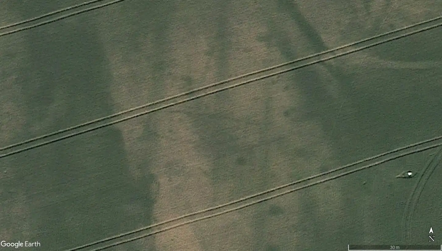 Her ses et satellitbillede fra Google Earth, hvor der er zoomet ind på langhuset. Huset er cigarformet.