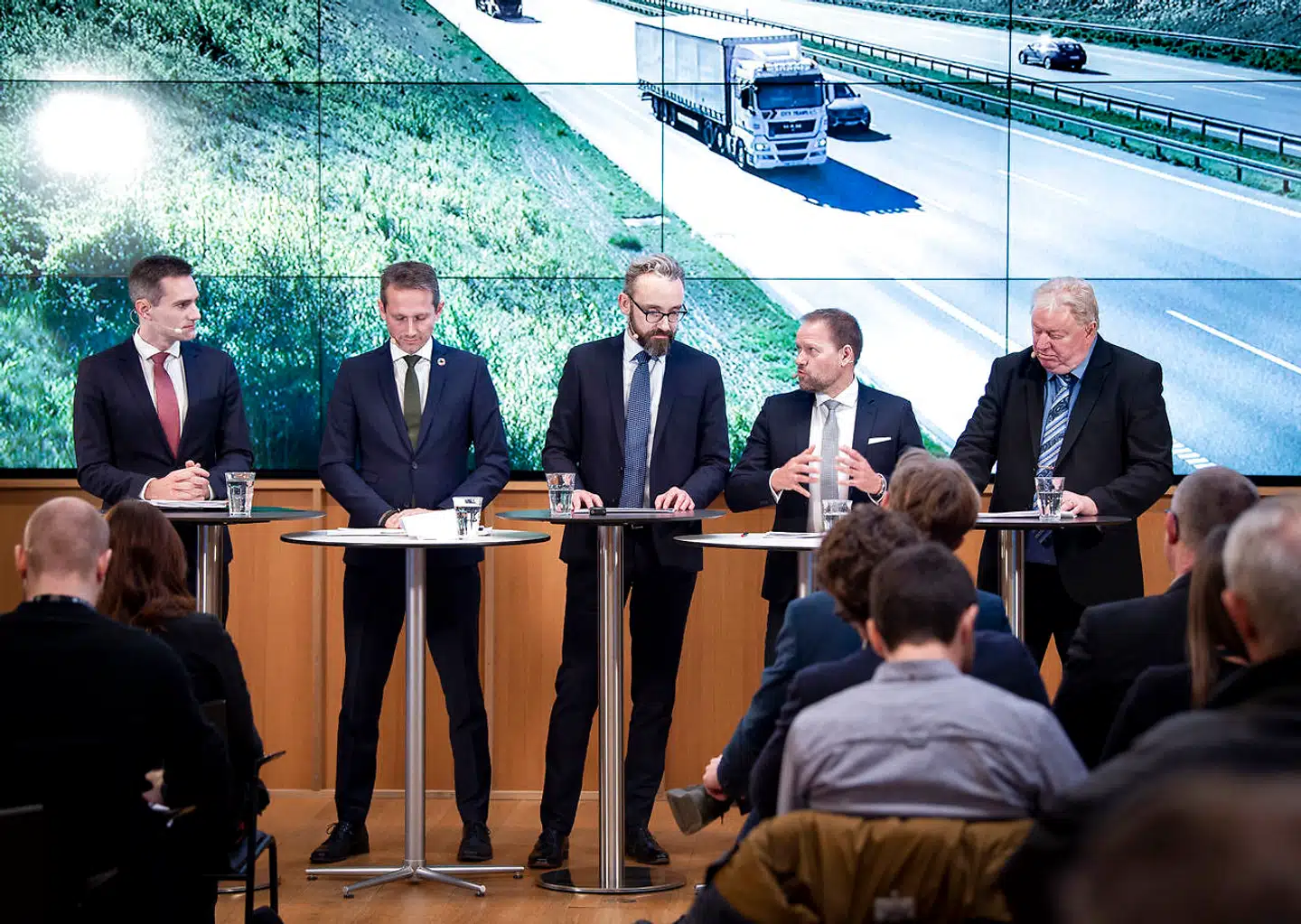 Transport-, bygnings- og boligminister Ole Birk Olesen (LA) , finansminister Kristian Jensen (V) og erhvervsminister Rasmus Jarlov(K) fremlagde sammen med finansordfører René Christiansen (DF) og transportordfører Kim Christiansen (DF) en langsigtet plan for investeringer i landets infrastruktur.