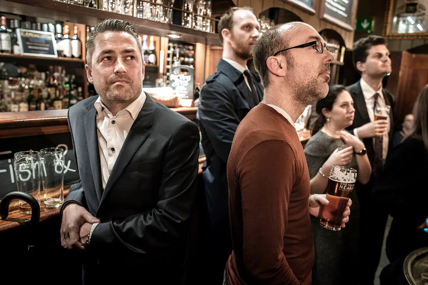 Danske Christian Ransby (tv.) er Brexit-rådgiver hos den franske bank Société Générale i London og så afstemningen på pubben Westminster Arms.