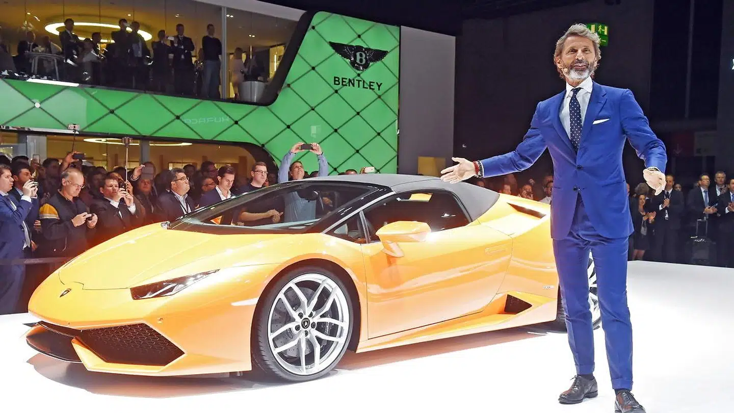 Tysk-italienske Stephan Winkelmann, der er chef for Bugatti, har specialiseret sig i den kategori af luksusbiler, der kaldes hyperbiler. Her præsenterer han en Lamborghini Huracán LP 610-4 Spyder på bilmessen i Frankfurt i 2015, da han var chef for den italienske bilproducent.