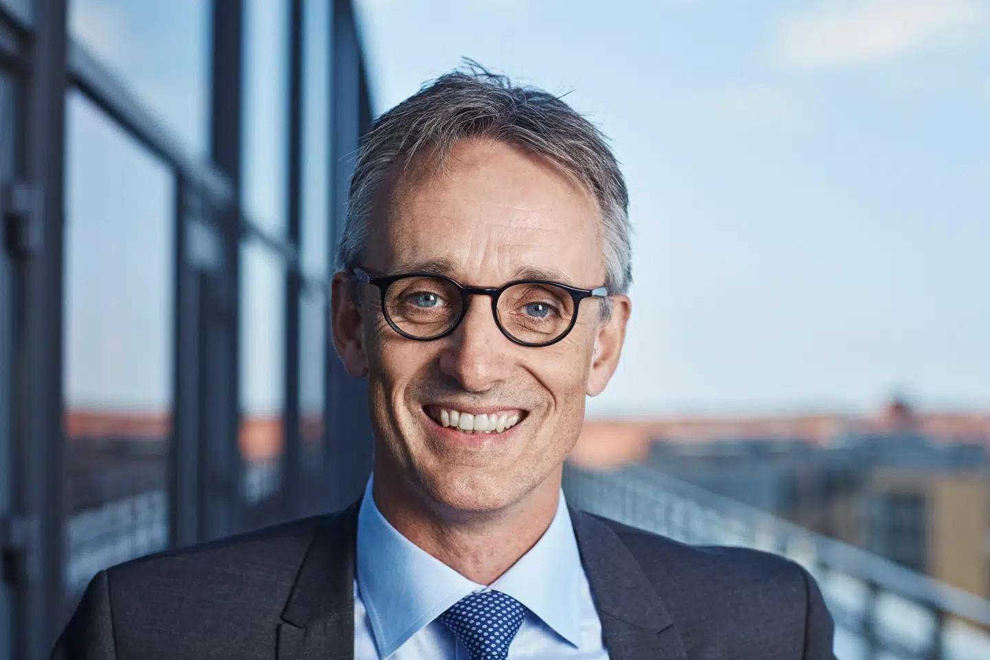 Den 52-årige adm. direktør for Deloitte Nordic, Anders Vad Dons, bliver i dag tirsdag udnævnt som CBS' Æresalumne 2019. Direktøren er kendt som en leder, der har fingeren på pulsen, når det kommer til problemstillinger i samfundet, og som arbejder hårdt for at sætte dem på dagsordenen i erhvervslivet.