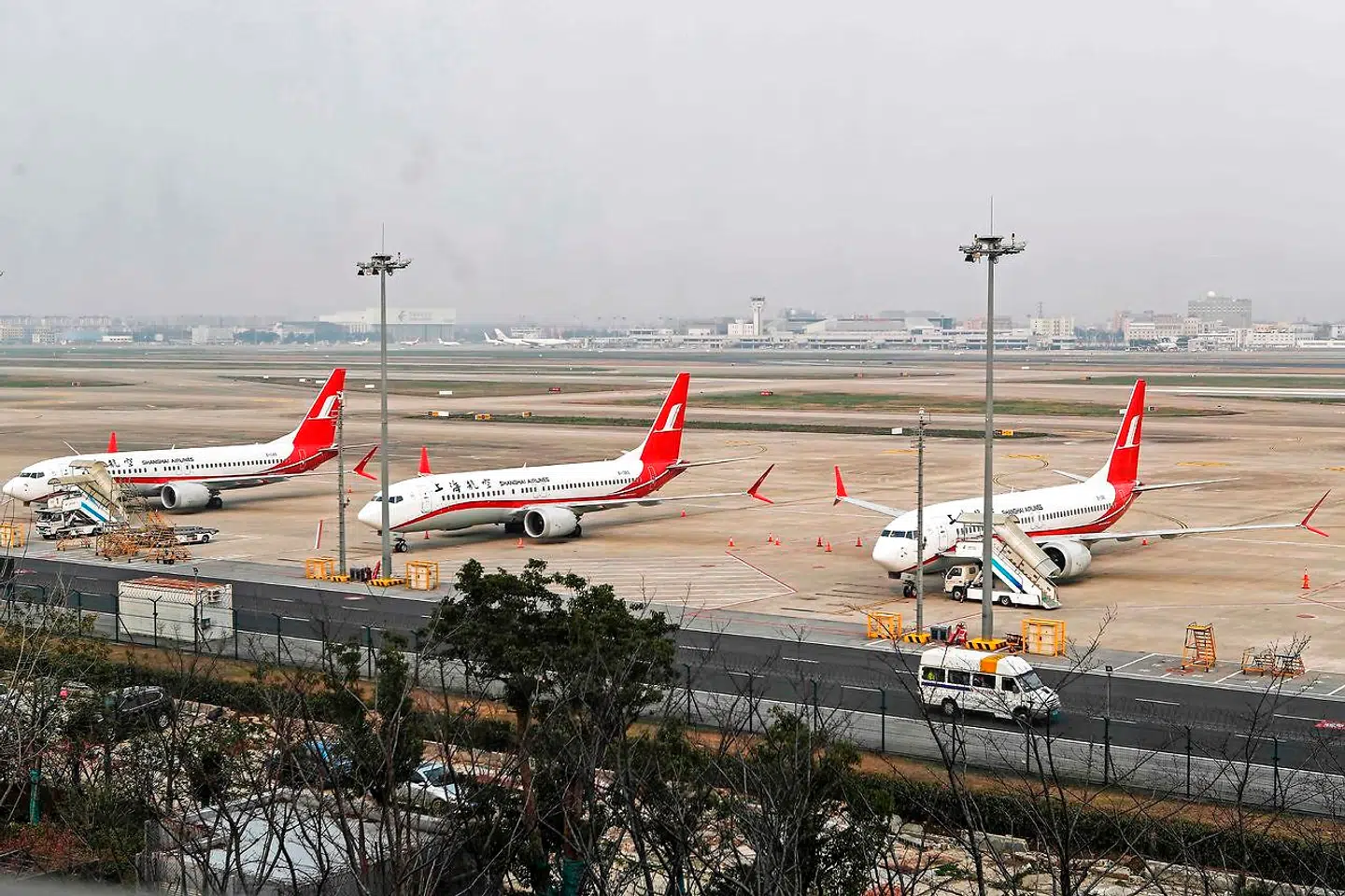 Tre Boeing 737 Max 8-fly står parkeret i lufthavnen i Shanghai. De får ikke lov til at lette lige foreløbig. Den kinesiske regering har nemlig forbudt flyselskaberne at sende dem i luften, efter at to fly af den type er styrtet ned i Etiopien og Indonesien. Flere andre flyselskaber har fulgt trop.