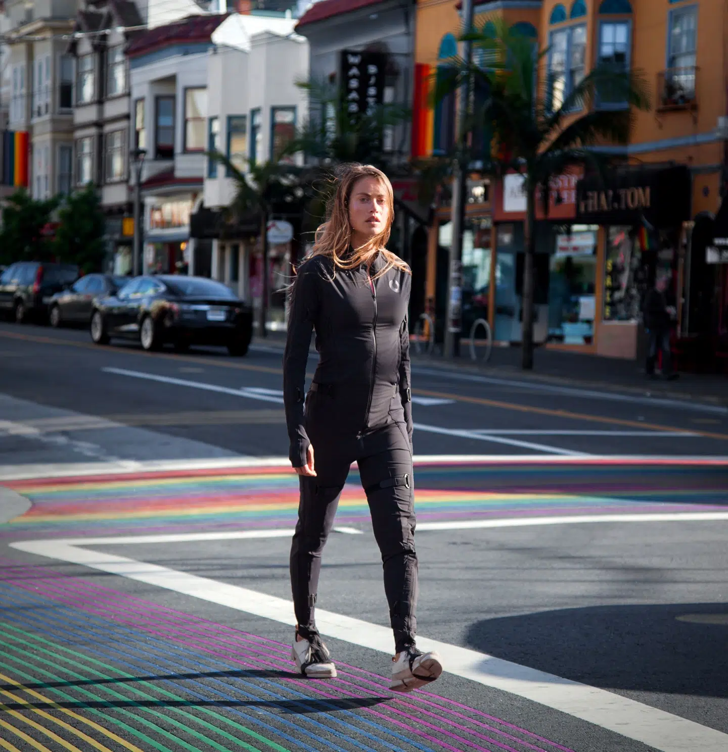 Dragten, der hedder Smartsuit Pro, gør det nemmere for aktører inden for film- og spilbranchen at animere menneskelige bevægelser. Hidtil har den slags krævet store studier, massevis af kameraer og dyrt udstyr. Men med små sensorer fra mobiltelefoner syet ind i en stofdragt er det lykkedes stifterne bag Rokoko at skabe markører, der forsimplet sagt har skabt et helt filmstudie i dragten.