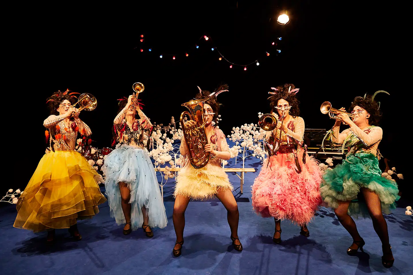 Stærke sammen , stærke hver for sig. Scenenkollektivet Sort Samvittighed giver et ordentligt trut for kærligheden i deres tredje forestilling. Fra venstre Kitt Maiken Mortensen, Rikke Bilde, Jeanett Albeck, Lila Nobel og Signe Egholm Olsen.