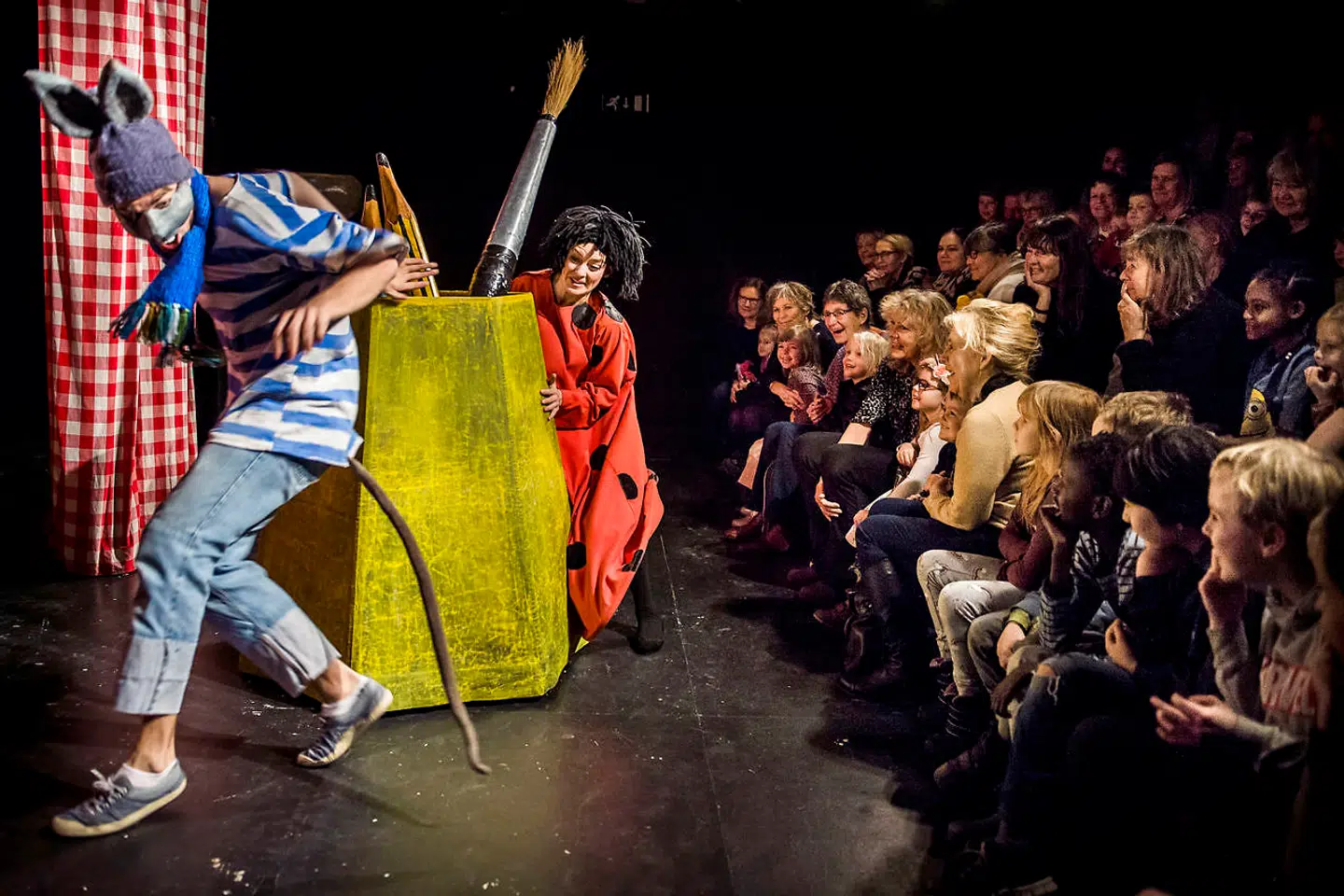 Marie Tourell Søderberg og Christian Bergman fra Teater Next har børnene i deres hule hånd, når de som Cirkeline og musen Frederik er på scenen i Zangenbergs Teater.