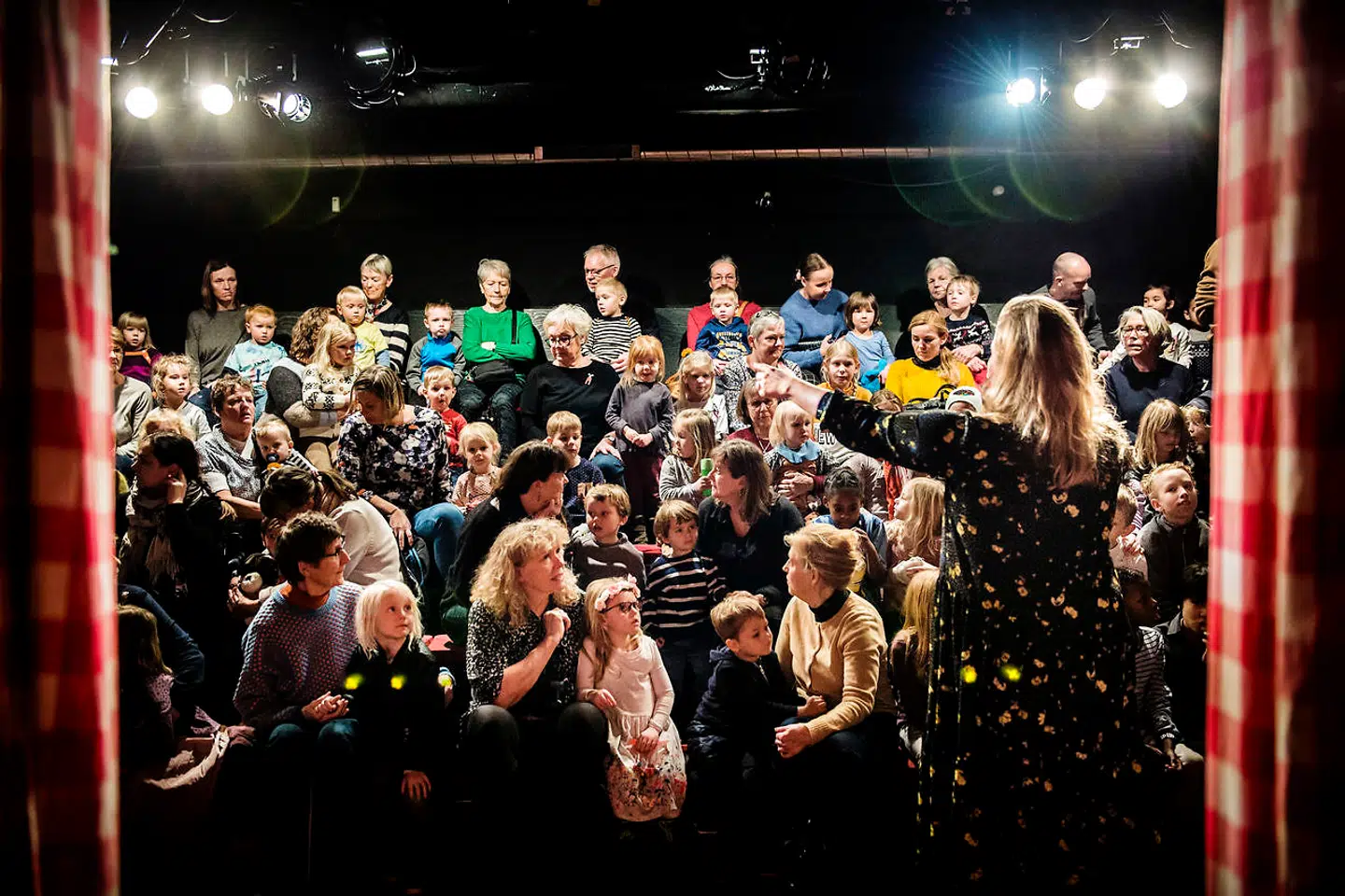 En fyldt sal venter spændt på at komme med til »Cirkelines fødselsdag«, mens teaterdirektør Thea Kullavig byder velkommen. Rundt regnet halvdelen af Zangenbergs Teaters gæster er børn fra skoler eller daginstitutioner, mens resten kommer i selskab med forældre eller bedsteforældre.