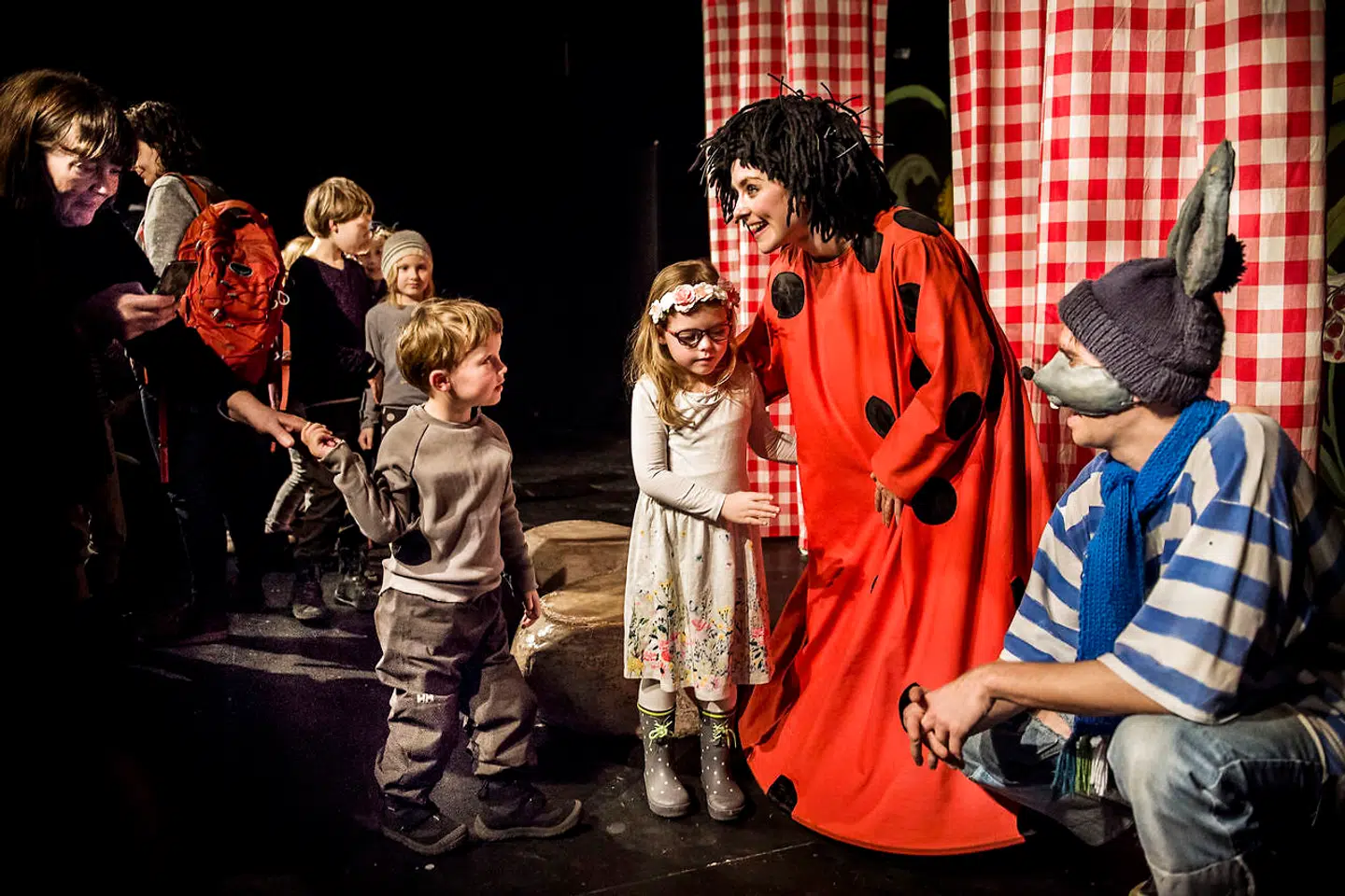 Efter forestillingen kan børnene komme på scenen og få taget selfier med Cirkeline og musen Frederik.