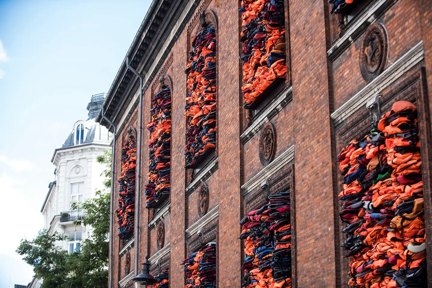 Den kinesiske kunstner Ai Weiweis kunstværk på Charlottenborg i 2017 var med til at markere FNs internationale flygtningedag. Værket bestod af 3.500 redningsveste, som havde været benyttet af mennesker, der flygtede til den græske ø Lesbos.