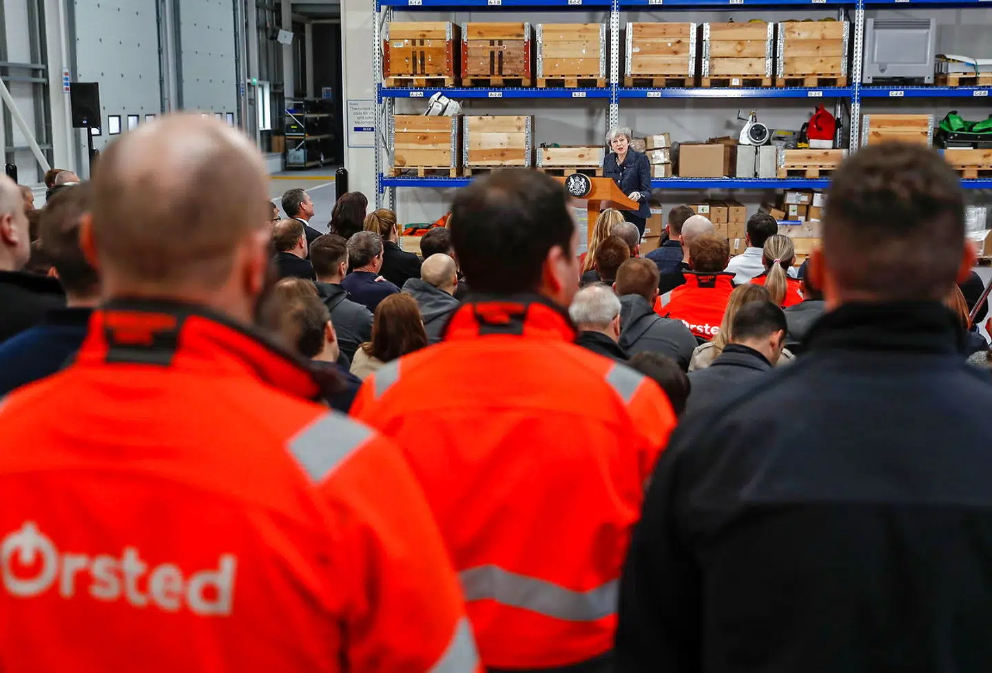 Theresa May taler til medarbejdere hos Ørsted, som på havnen i Grimsby står for en stor offshore vindmøllepark ud for den gamle fiskerby. Det skulle hun ikke have gjort.