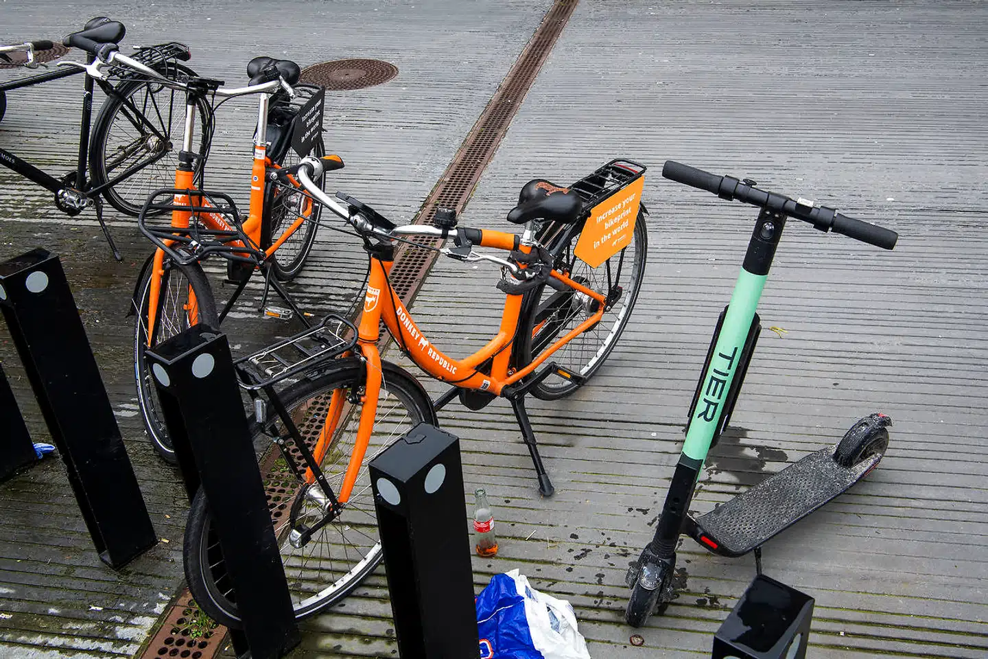 Hvis udlejere af el-løbehjul og delecykler må opstille og udlejer uden tilladelser, så må vi også, mener det traditionelle cykelhandlere. Derfor udlejer københavnske cykelhandler i morgen cykler uden for Transportministeriet på Frederiksholm Kanal fra kl. 13.