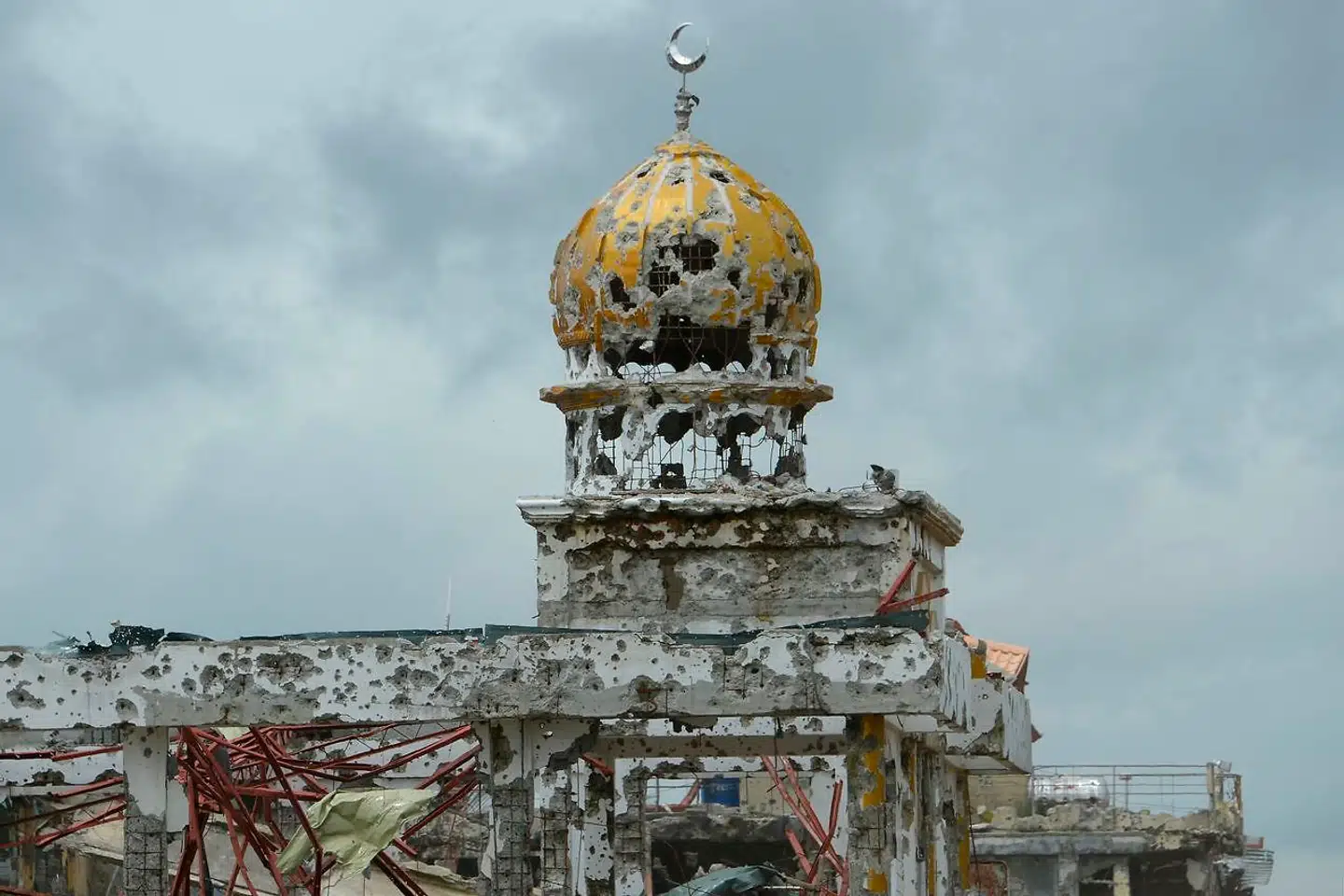 Der har været voldsomme kampe mellem hæren og oprørere i byen Marawi i Filipinnerne . Da hæren efter fem måneders kampe omsider fik overtaget byen igen, lå den største muslimsk dominerede by i landet i ruiner.