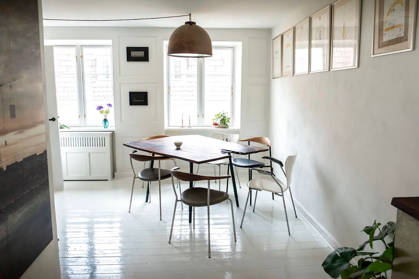 Spisebordet er lavet af Josephines søster, Laura Bergsøe, ud af en enkel planke fra Champagne. Stolene har hun fra sit værksted.